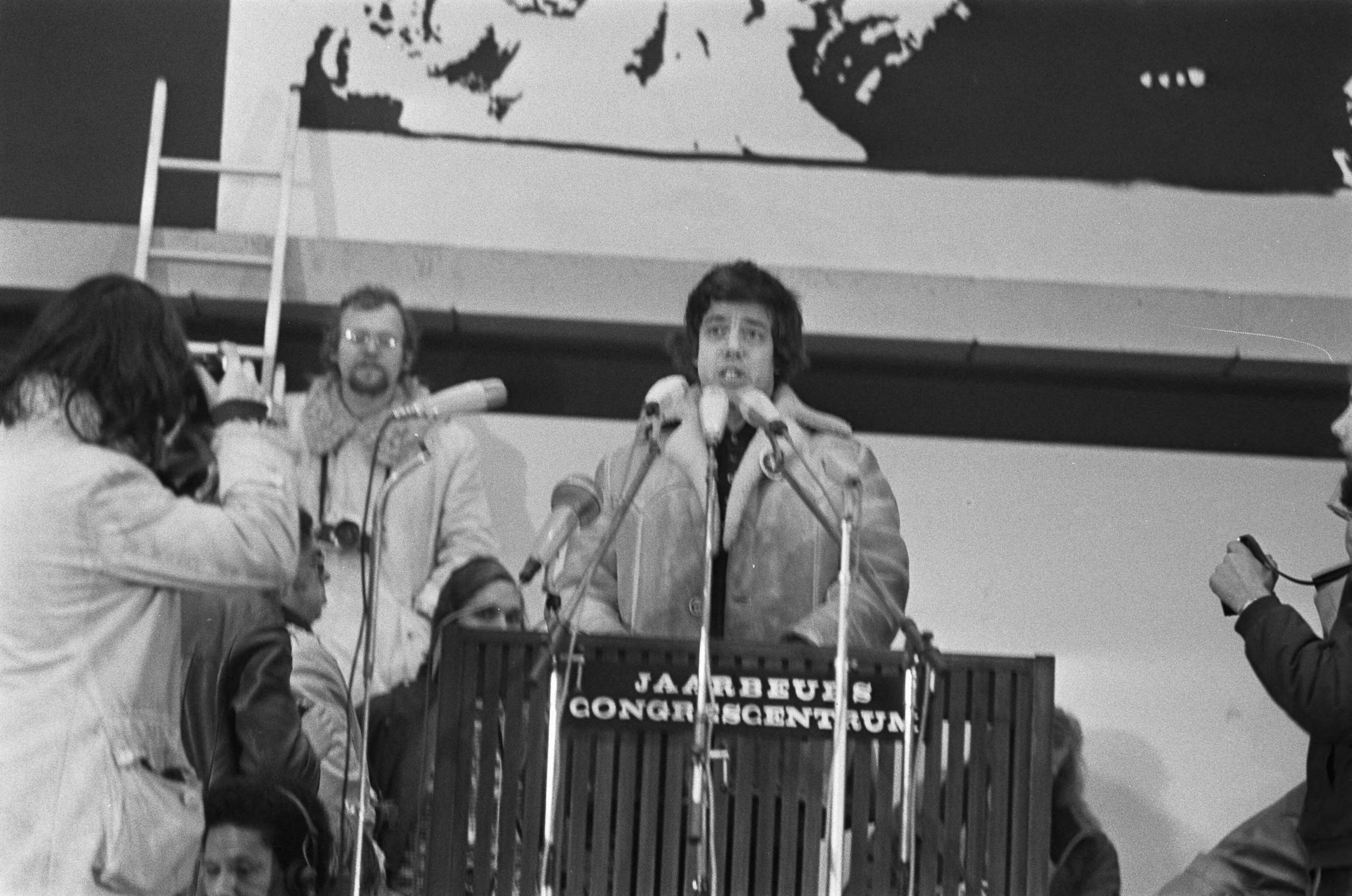 Fotocollectie Anefo — Demonstratie tegen oorlog in Vietnam van meer dan 50.000 mensen in Utrecht, Han de Leeuw (voorzitter ANJV en Jongeren voor Vietnam ) spreekt — Foto: Punt, W. / Anefo. Licentie: Set B: Rechtenvrij / Publiek Domein. Bron: Nationaal Archief. http://hdl.handle.net/10648/ac21bc0e-d0b4-102d-bcf8-003048976d84
