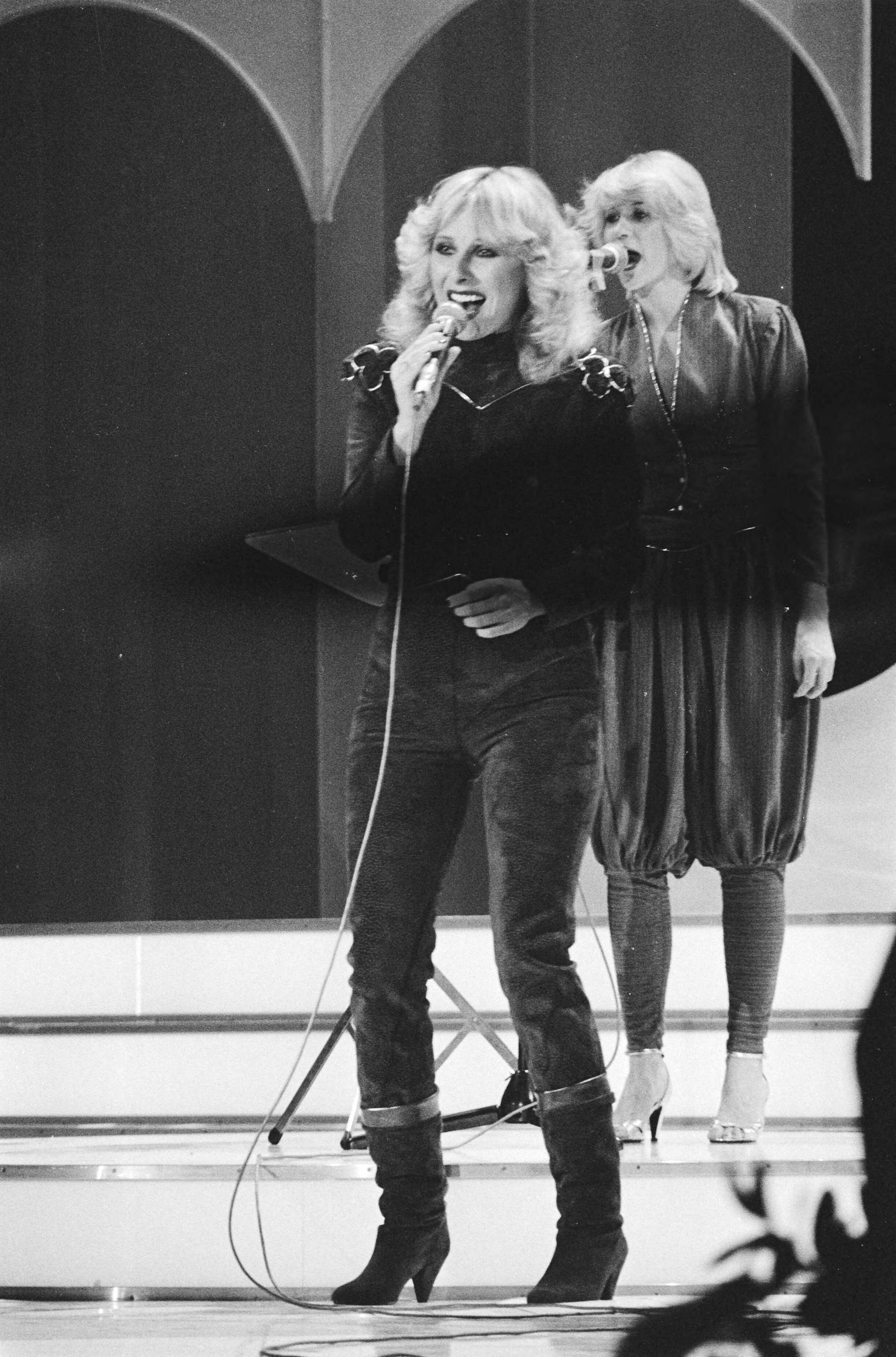 Fotocollectie Anefo — Nationale finale Eurovisie Songfestival in Circustheater in Scheveningen. Bonnie St. Claire tijdens haar optreden — Foto: Dijk, Hans van / Anefo. Licentie: Set B: Rechtenvrij / Publiek Domein. Bron: Nationaal Archief. http://hdl.handle.net/10648/ad11017e-d0b4-102d-bcf8-003048976d84