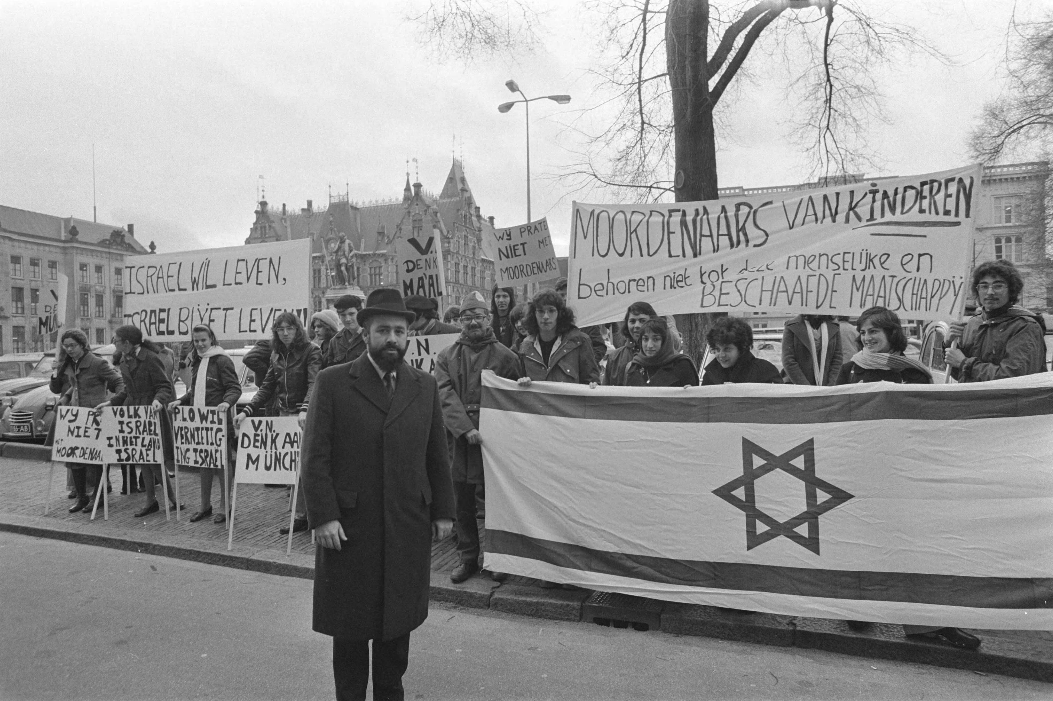 Fotocollectie Anefo — Zionistische Jeugdorganisatie demonstreren voor ministerie van BuiZa in Den Haag tegen deelneming van Jasser Arafat aan vergadering VN — Foto: Mieremet, Rob / Anefo. Licentie: Set B: Rechtenvrij / Publiek Domein. Bron: Nationaal Archief. http://hdl.handle.net/10648/ac5a61ee-d0b4-102d-bcf8-003048976d84