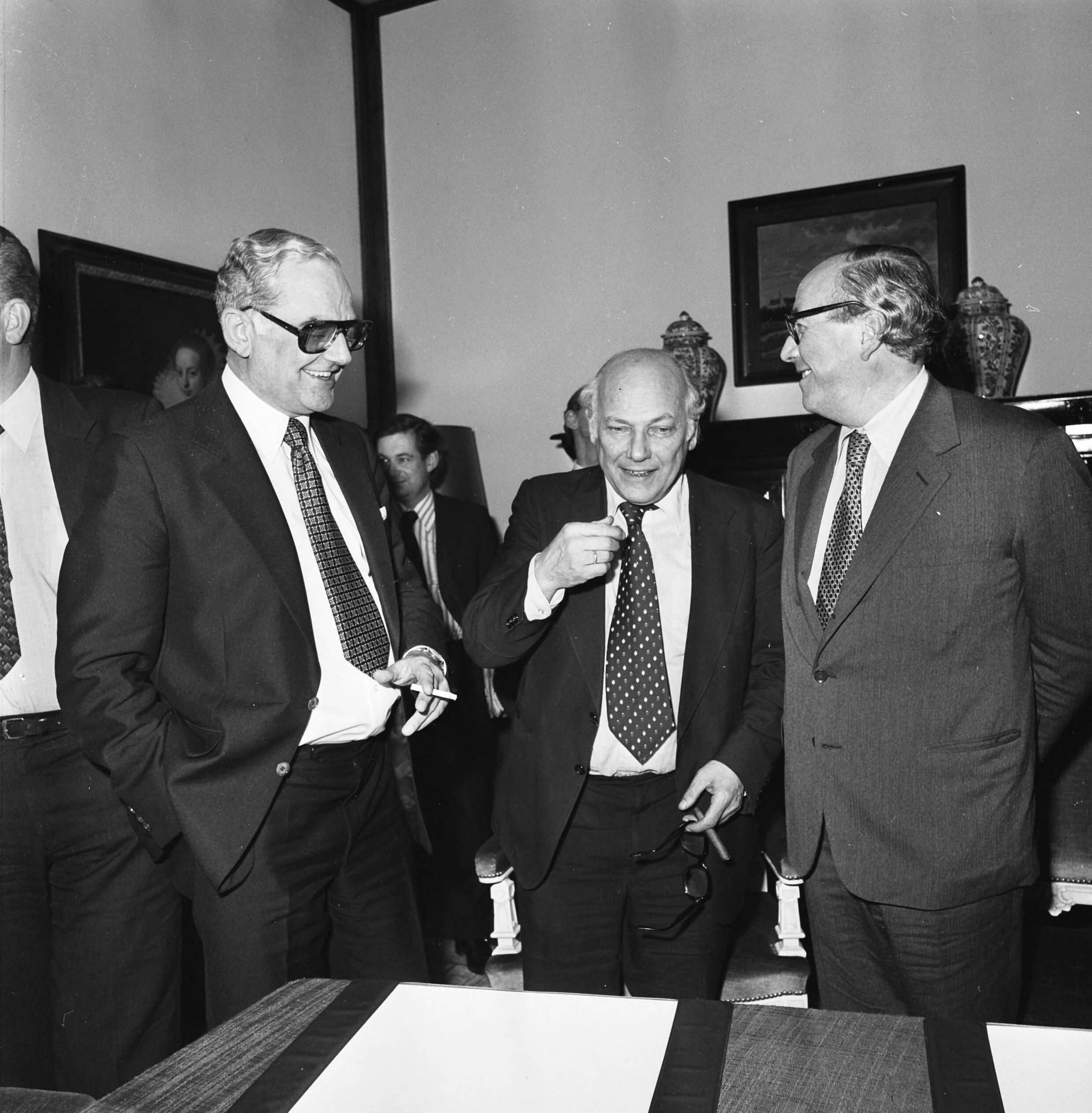 Roy Jenkins (voorzitter Europese Commissie ) op het Catshuis te Den Haag — V.l.n.r.: Minister Van der Stee (KVP), premier Den Uyl (PvdA) — Foto: Croes, Rob C. / Anefo. Licentie: Set B: Rechtenvrij / Publiek Domein. Bron: Nationaal Archief. http://hdl.handle.net/10648/ac97fd7e-d0b4-102d-bcf8-003048976d84
