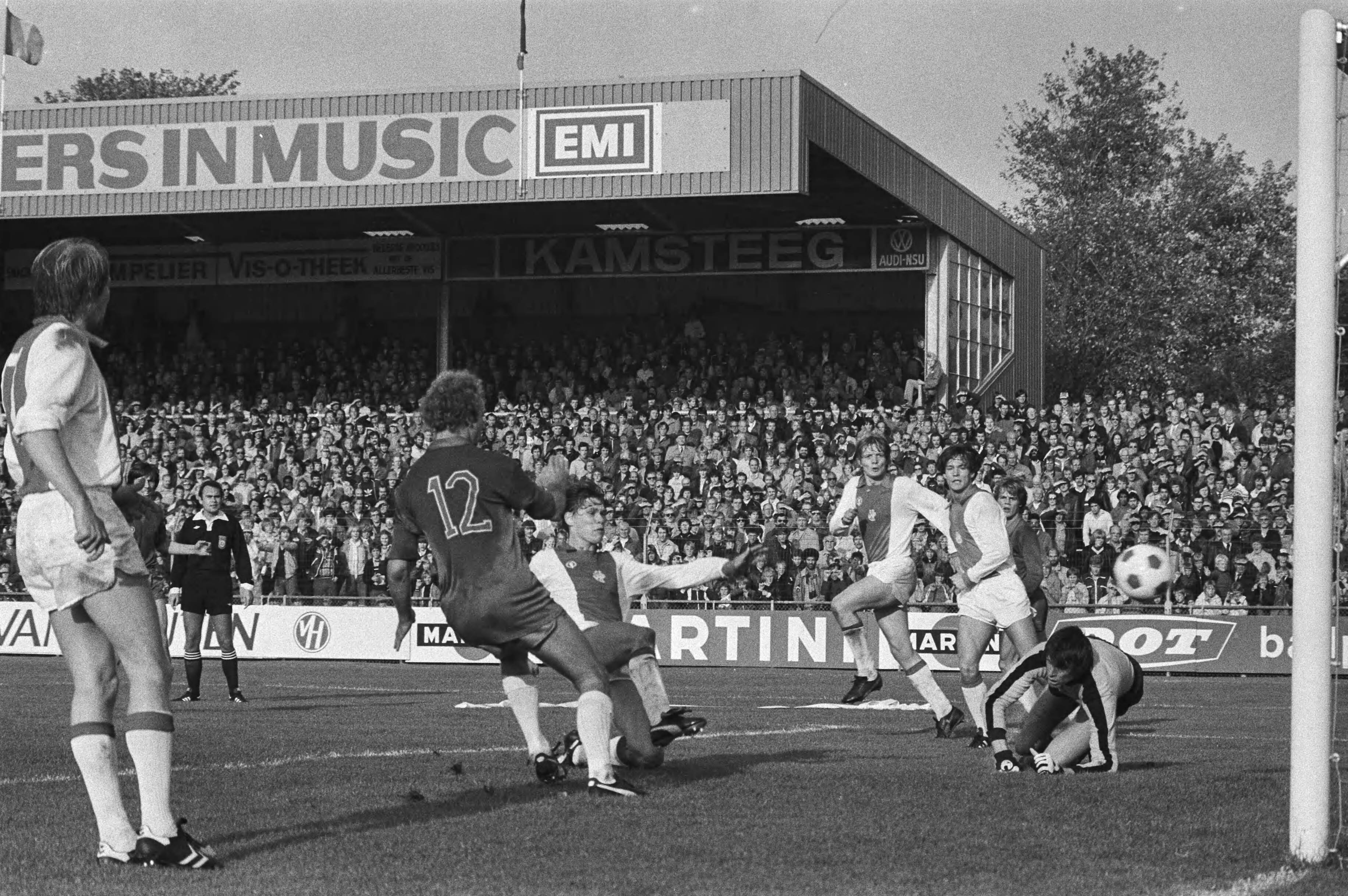 Haarlem - Ajax 2-4 (KNVB beker) — Arnesen (l) brengt de stand op 1-3, v.l.n.r. Arnesen, Lerby, Blanker en Boersma — Foto: Suyk, Koen / Anefo. Licentie: Set B: Rechtenvrij / Publiek Domein. Bron: Nationaal Archief. http://hdl.handle.net/10648/acd2d73c-d0b4-102d-bcf8-003048976d84