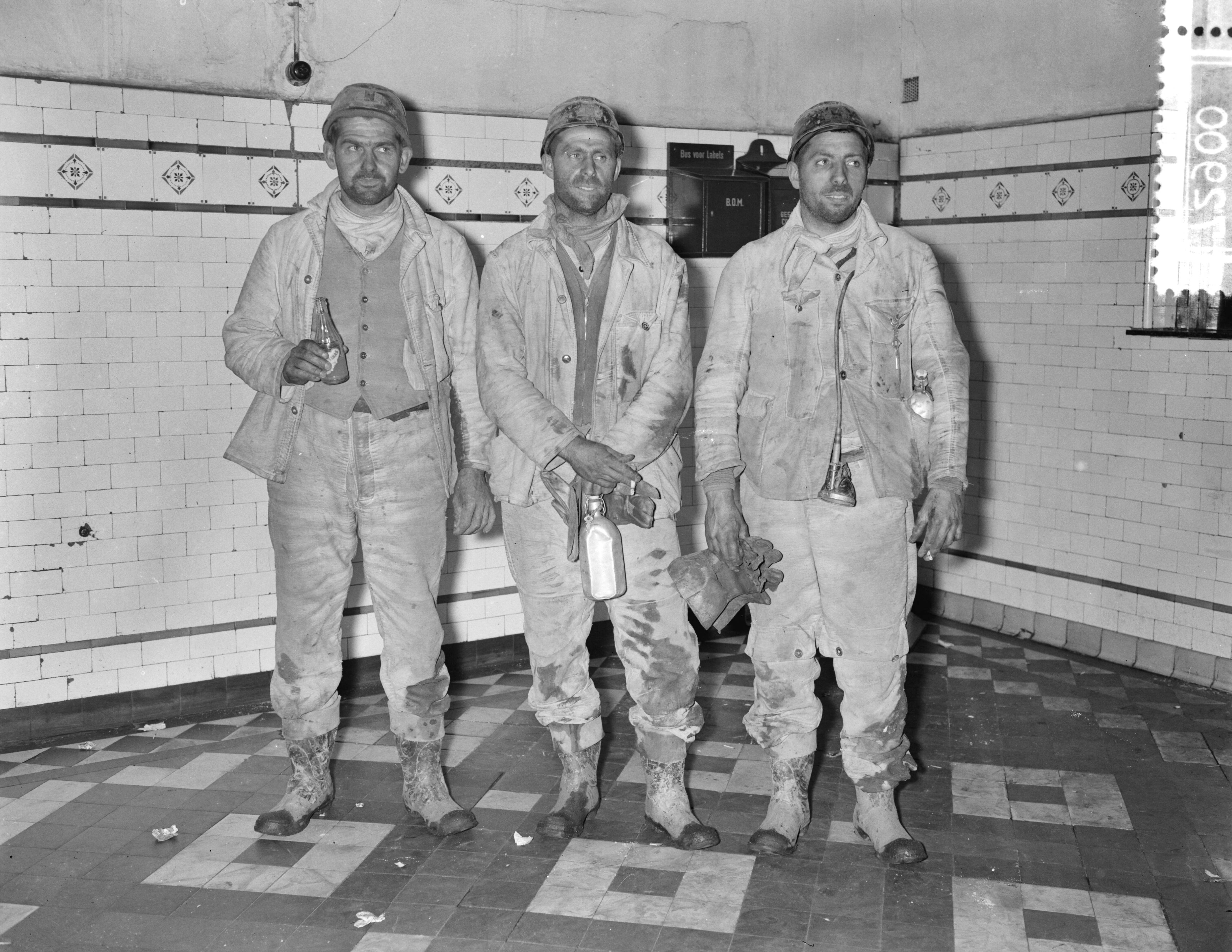 Fotocollectie Anefo — Redding van 3 mijnwerkers uit Willem-Sophiamij. [Vlnr. Petrus Schoormans uit Bleijerheide, Willem Hubert Bertram uit Spekholzerheide en Hub. Bertram uit Nyswiller] — Foto: Pot, Harry / Anefo. Licentie: Set B: Rechtenvrij / Publiek Domein. Bron: Nationaal Archief. http://hdl.handle.net/10648/a939df44-d0b4-102d-bcf8-003048976d84