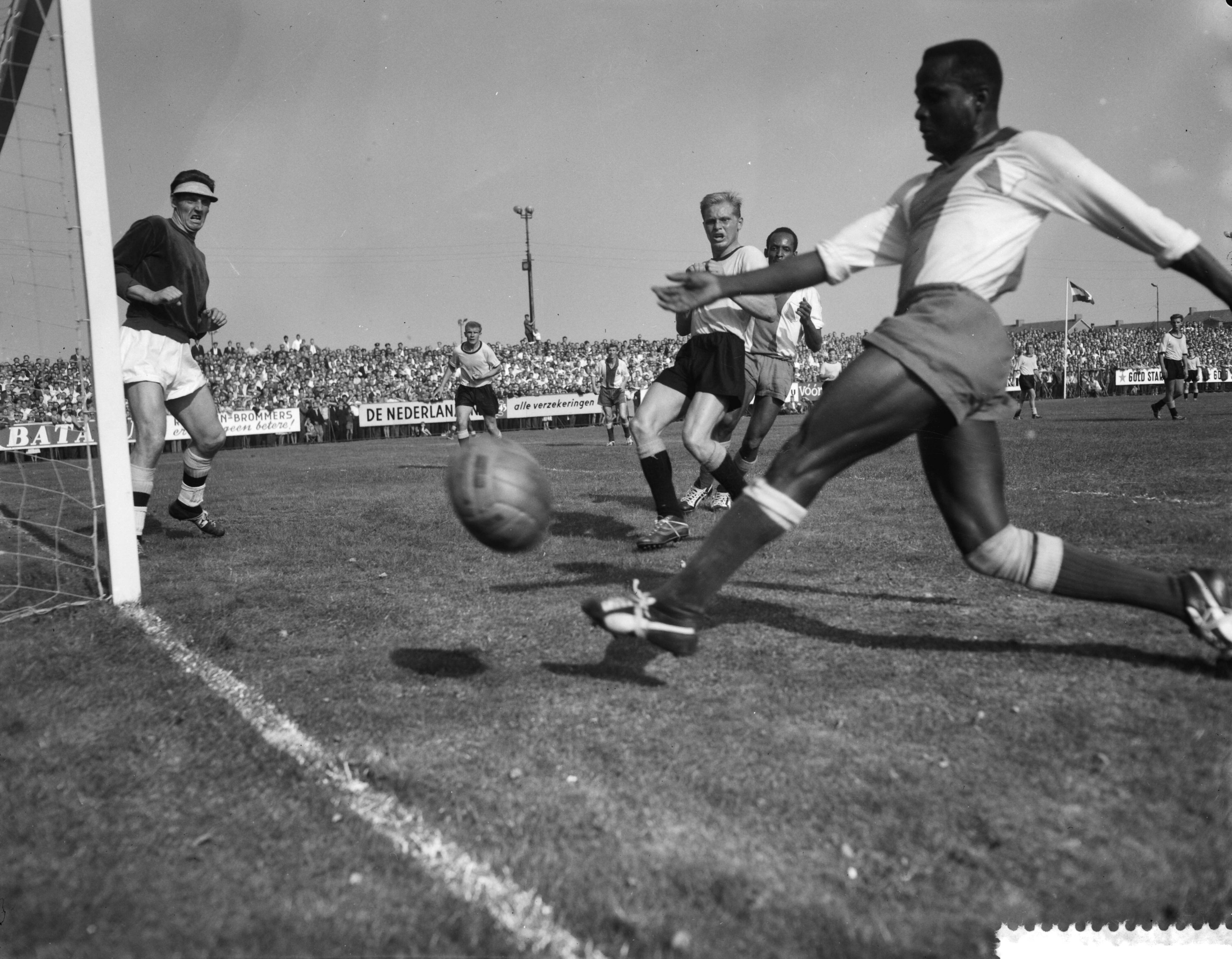 Fotocollectie Anefo — Elinkwijk tegen DOS 0-0, Sparendam en keeper Van de Wint — Foto: Noske, J.D. / Anefo. Licentie: Set B: Rechtenvrij / Publiek Domein. Bron: Nationaal Archief. http://hdl.handle.net/10648/a99d6b04-d0b4-102d-bcf8-003048976d84