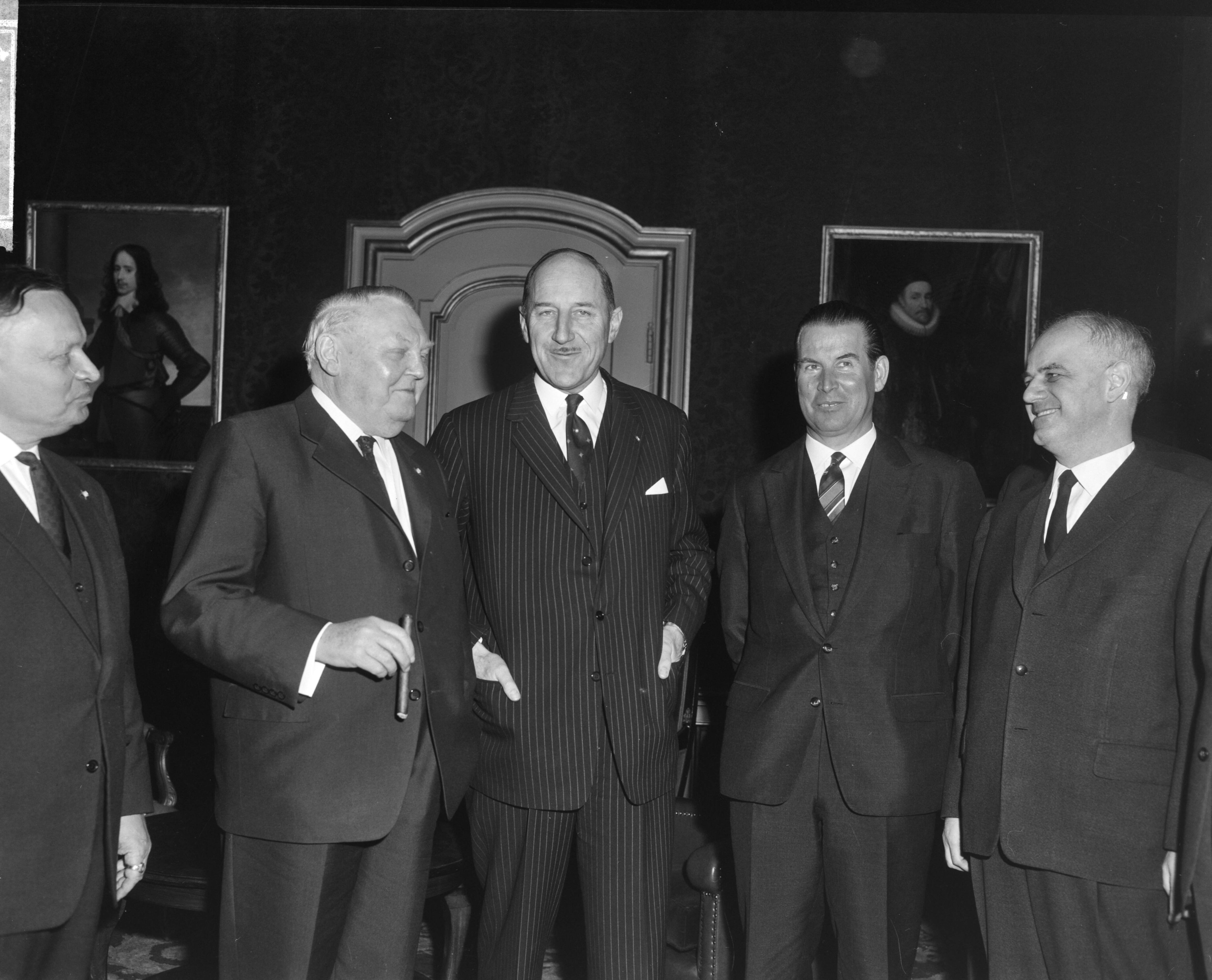 Fotocollectie Anefo — Bondskanselier Erhard en minister Schroder besprekingen gevoerd te Den Haag met Ministerie Van Buitenlandse Zaken — Foto: Bilsen, Joop van / Anefo. Licentie: Set B: Rechtenvrij / Publiek Domein. Bron: Nationaal Archief. http://hdl.handle.net/10648/aa5cbebe-d0b4-102d-bcf8-003048976d84