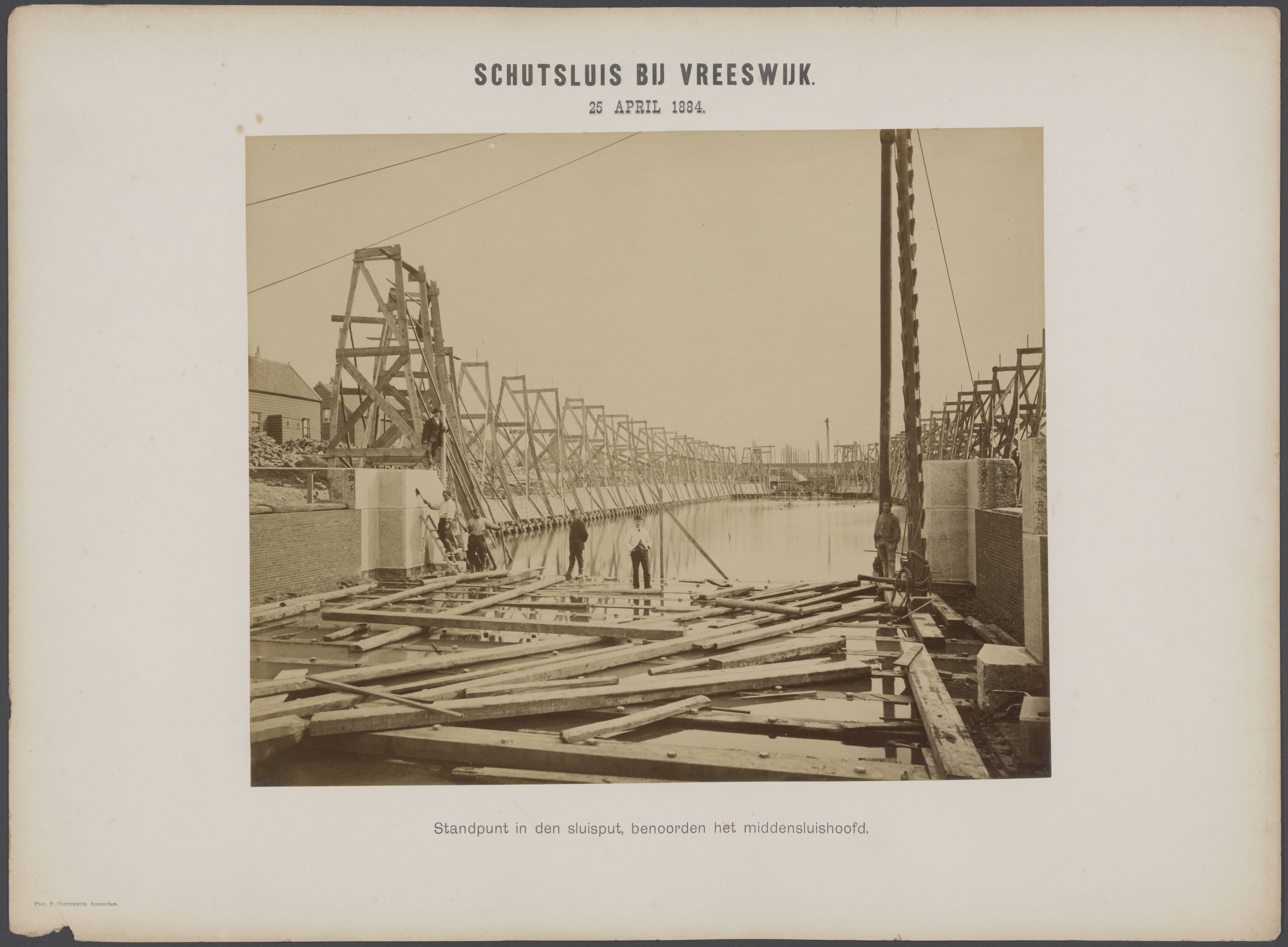 Merwedekanaal ten zuiden van Utrecht — Bouw van een schutsluis bij Vreeswijk. Standpunt in de sluisput, benoorden het middensluishoofd — Foto: Oosterhuis, Pieter. Licentie: Set B: Rechtenvrij / Publiek Domein. Bron: Nationaal Archief. http://hdl.handle.net/10648/af0b6f00-d0b4-102d-bcf8-003048976d84