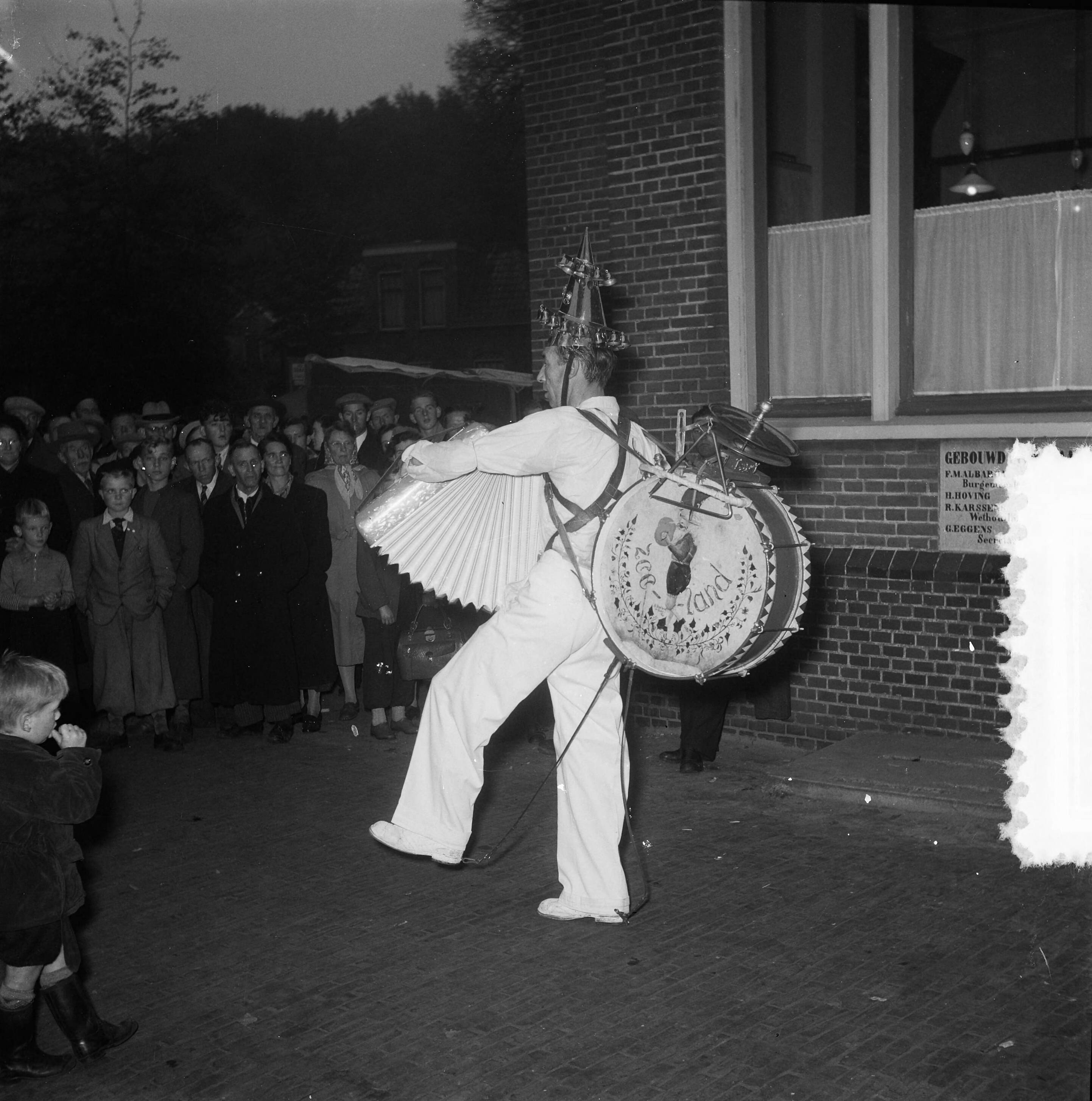 Fotocollectie Anefo — Prins Bernhard bezoekt paardenmarkt te Zuidlaren. Optreden van Koperen Ko — Foto: Noske, J.D. / Anefo. Licentie: Set B: Rechtenvrij / Publiek Domein. Bron: Nationaal Archief. http://hdl.handle.net/10648/a9164304-d0b4-102d-bcf8-003048976d84
