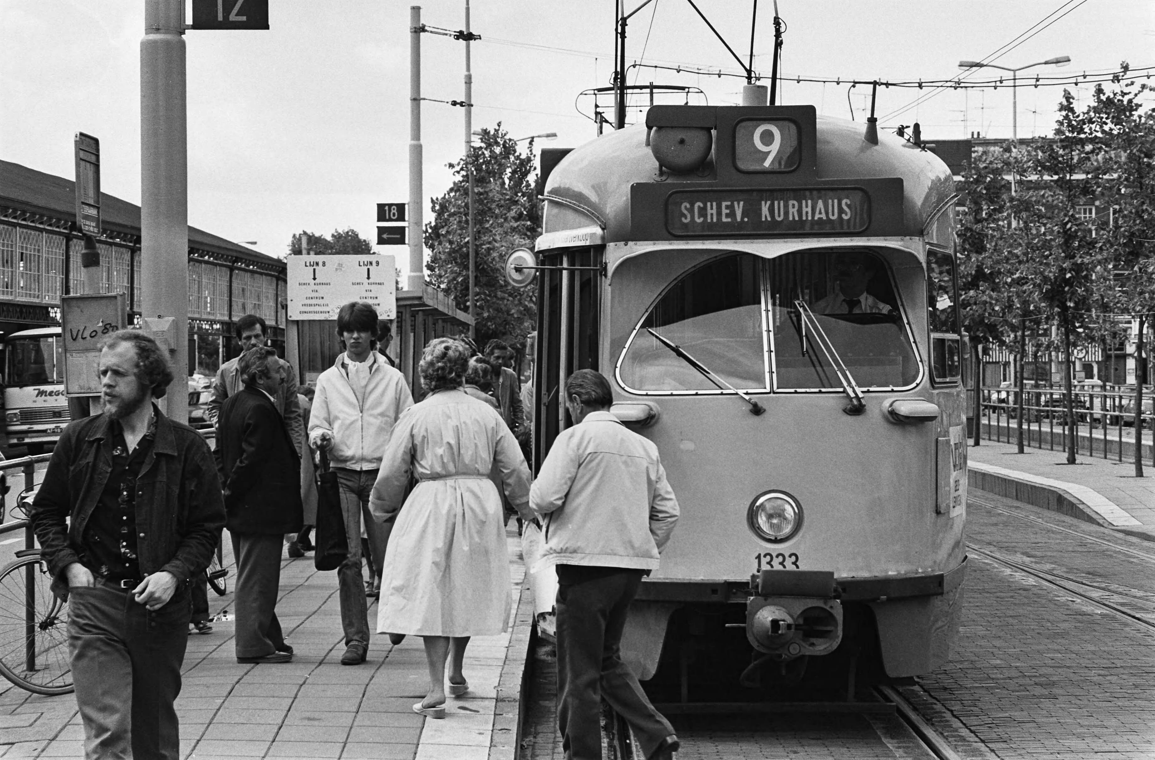 Fotocollectie Anefo — Personeel van HTM in Den Haag heeft staking beeindigd; drukte bij de trams die weer normaal in Den Haag reden — Foto: Antonisse, Marcel / Anefo. Licentie: Set B: Rechtenvrij / Publiek Domein. Bron: Nationaal Archief. http://hdl.handle.net/10648/acfcd3a2-d0b4-102d-bcf8-003048976d84