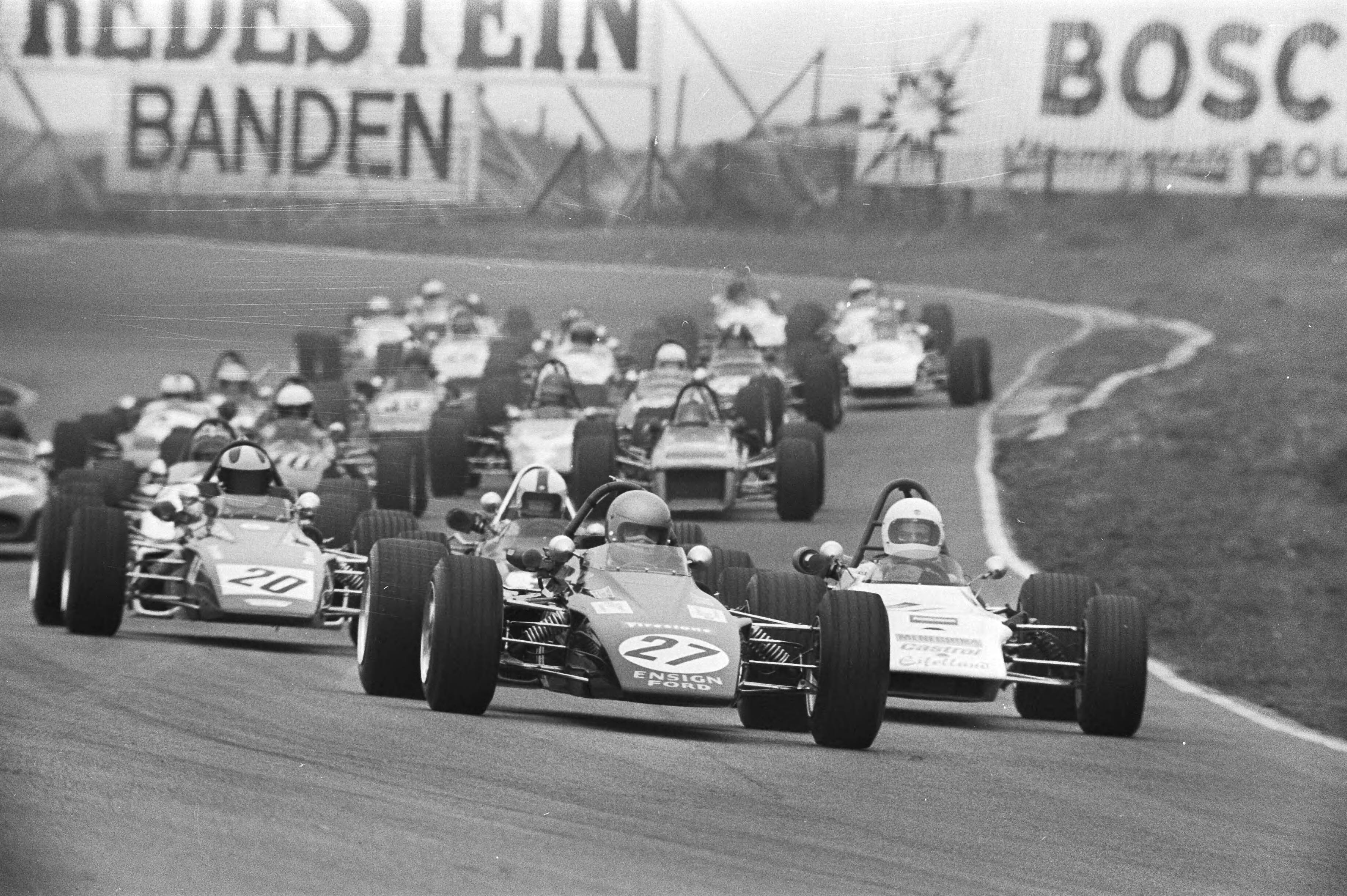 Internationaal Formule 3 races in Zandvoort: wagens kort start — Racewagens kort na de start — Foto: Fotograaf Onbekend / Anefo. Licentie: Set B: Rechtenvrij / Publiek Domein. Bron: Nationaal Archief. http://hdl.handle.net/10648/abbf80a2-d0b4-102d-bcf8-003048976d84