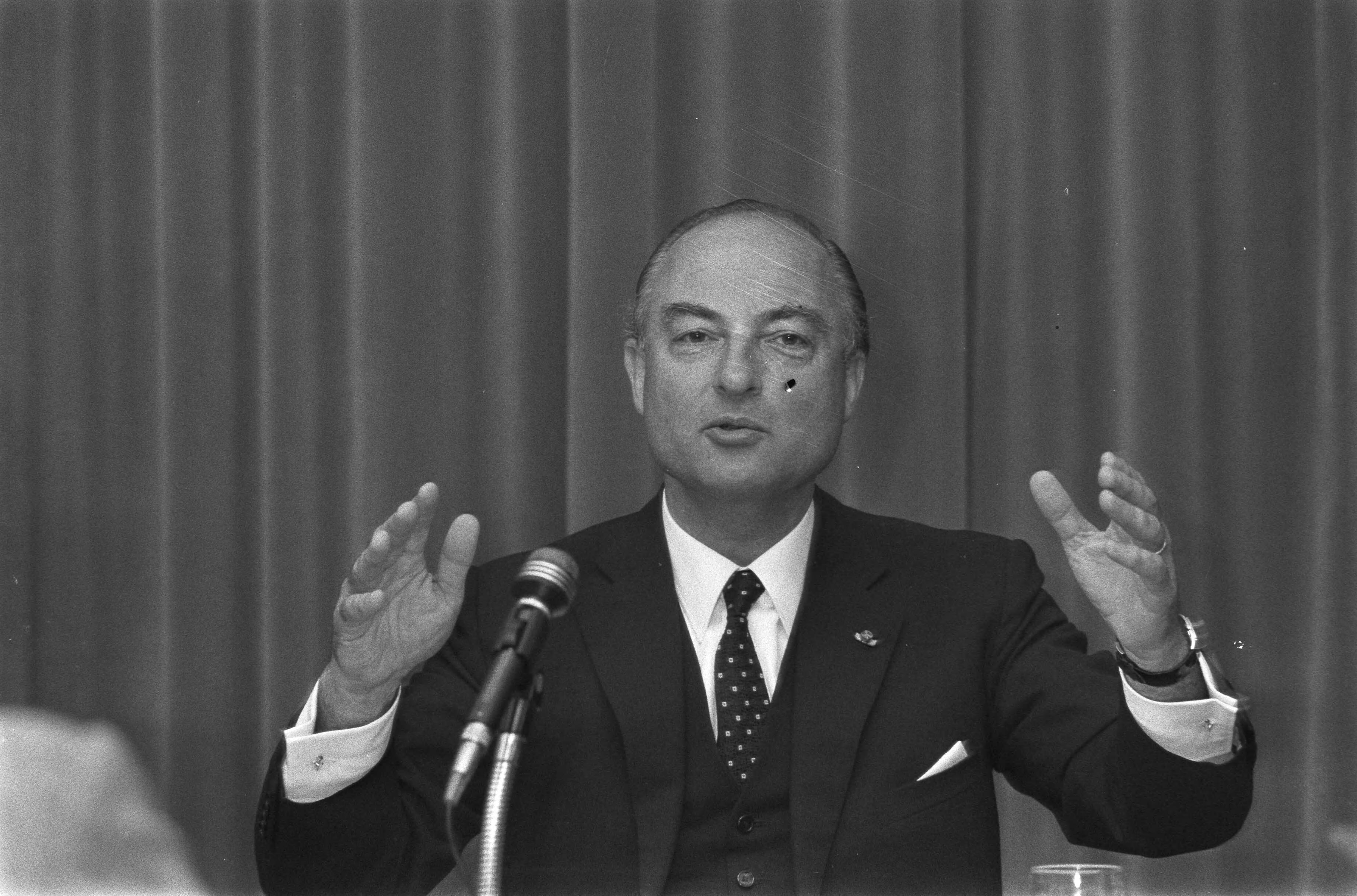 Fotocollectie Anefo — Persconferentie minister Schmelzer van Buitenlandse Zaken op Minister van Buitenlandse Zaken , Den Haag , Schmelzer aan het woord, kop / — Foto: Mieremet, Rob / Anefo. Licentie: Set B: Rechtenvrij / Publiek Domein. Bron: Nationaal Archief. http://hdl.handle.net/10648/abc59258-d0b4-102d-bcf8-003048976d84