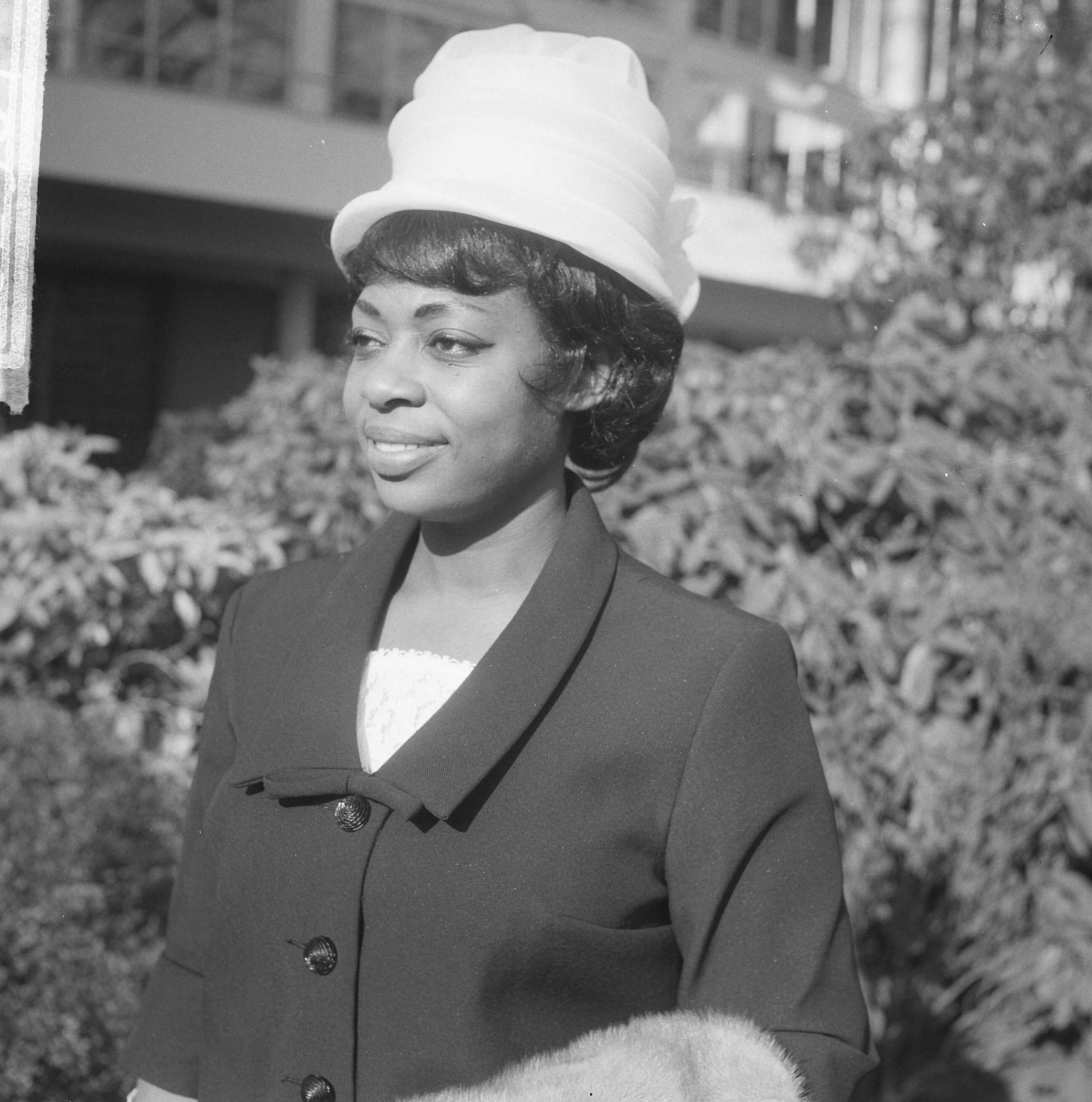Fotocollectie Anefo — Amerikaans-Belgische jazz-zangeres in Kijk de Rijk Show, Donna Hightower, poseert na de persconferentie — Foto: Gelderen, Hugo van / Anefo. Licentie: Set B: Rechtenvrij / Publiek Domein. Bron: Nationaal Archief. http://hdl.handle.net/10648/aa63a512-d0b4-102d-bcf8-003048976d84
