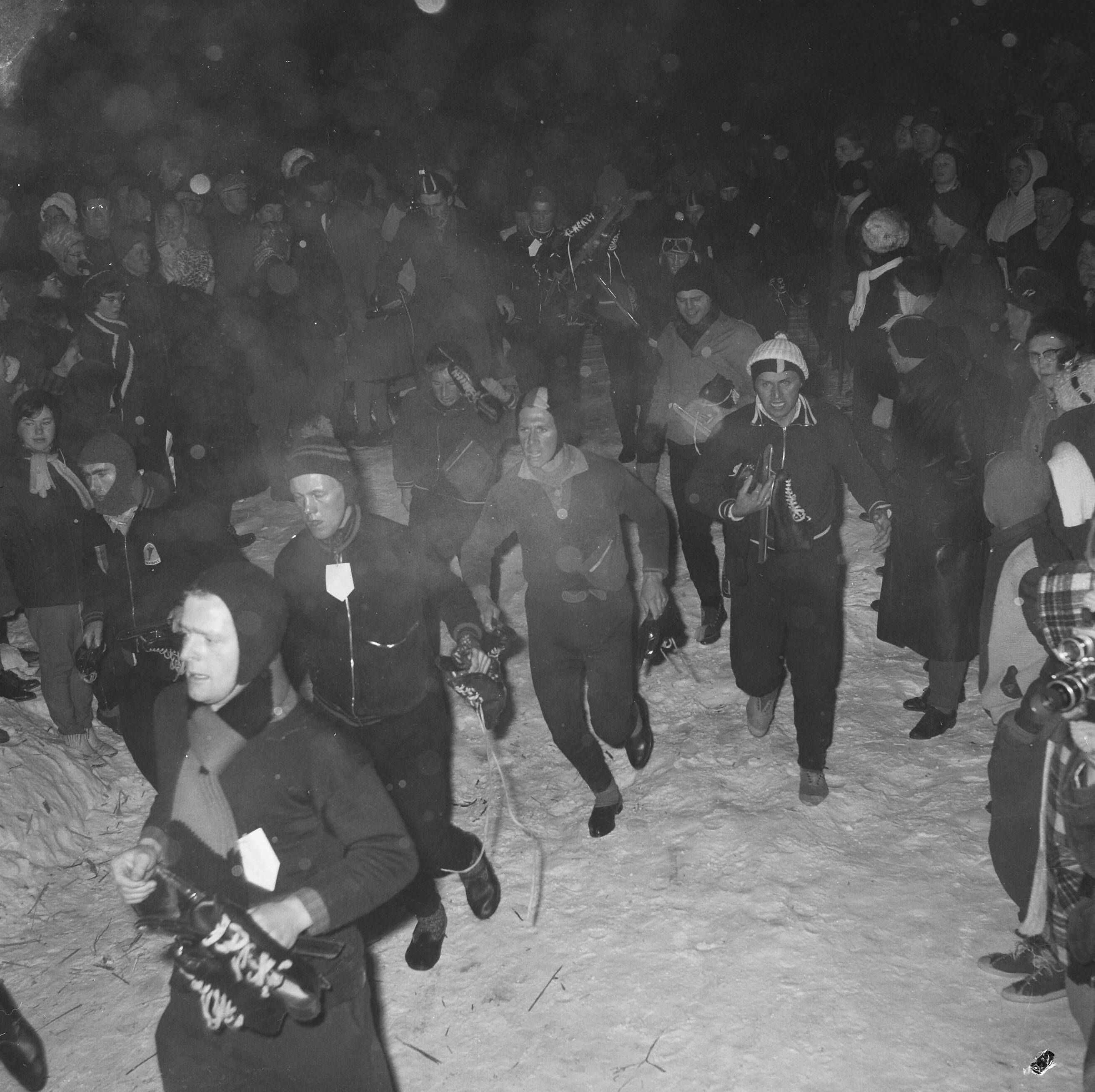 Elfstedentocht 1963 — Elfstedentocht 1963. De deelnemers tijdens de wedloop naar het ijs bij de start in Leeuwarden — Foto: Nijs, Jac. de / Anefo. Licentie: Set B: Rechtenvrij / Publiek Domein. Bron: Nationaal Archief. http://hdl.handle.net/10648/aa26833a-d0b4-102d-bcf8-003048976d84