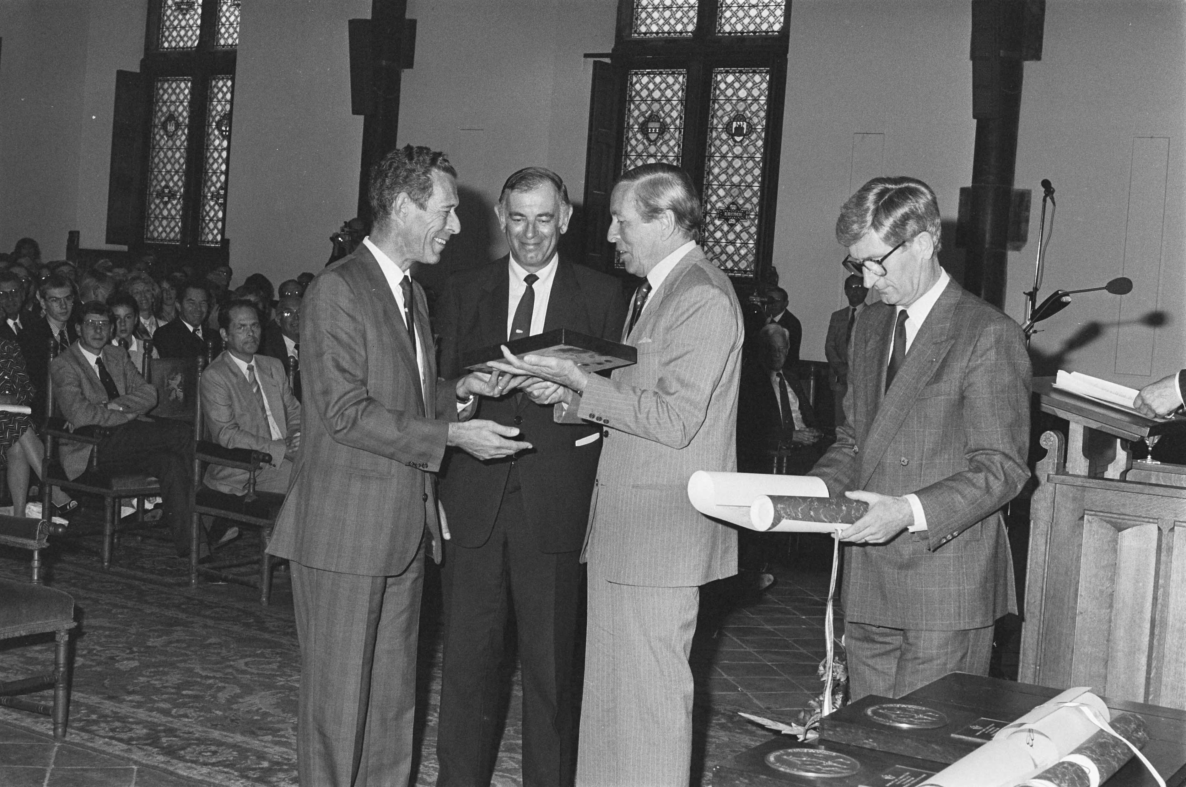 Fotocollectie Anefo — Uitreiking Koning Willem I Plaquettes 1987 in Den Haag door Prins Claus — Foto: Bogaerts, Rob / Anefo. Licentie: Set B: Rechtenvrij / Publiek Domein. Bron: Nationaal Archief. http://hdl.handle.net/10648/ad610732-d0b4-102d-bcf8-003048976d84