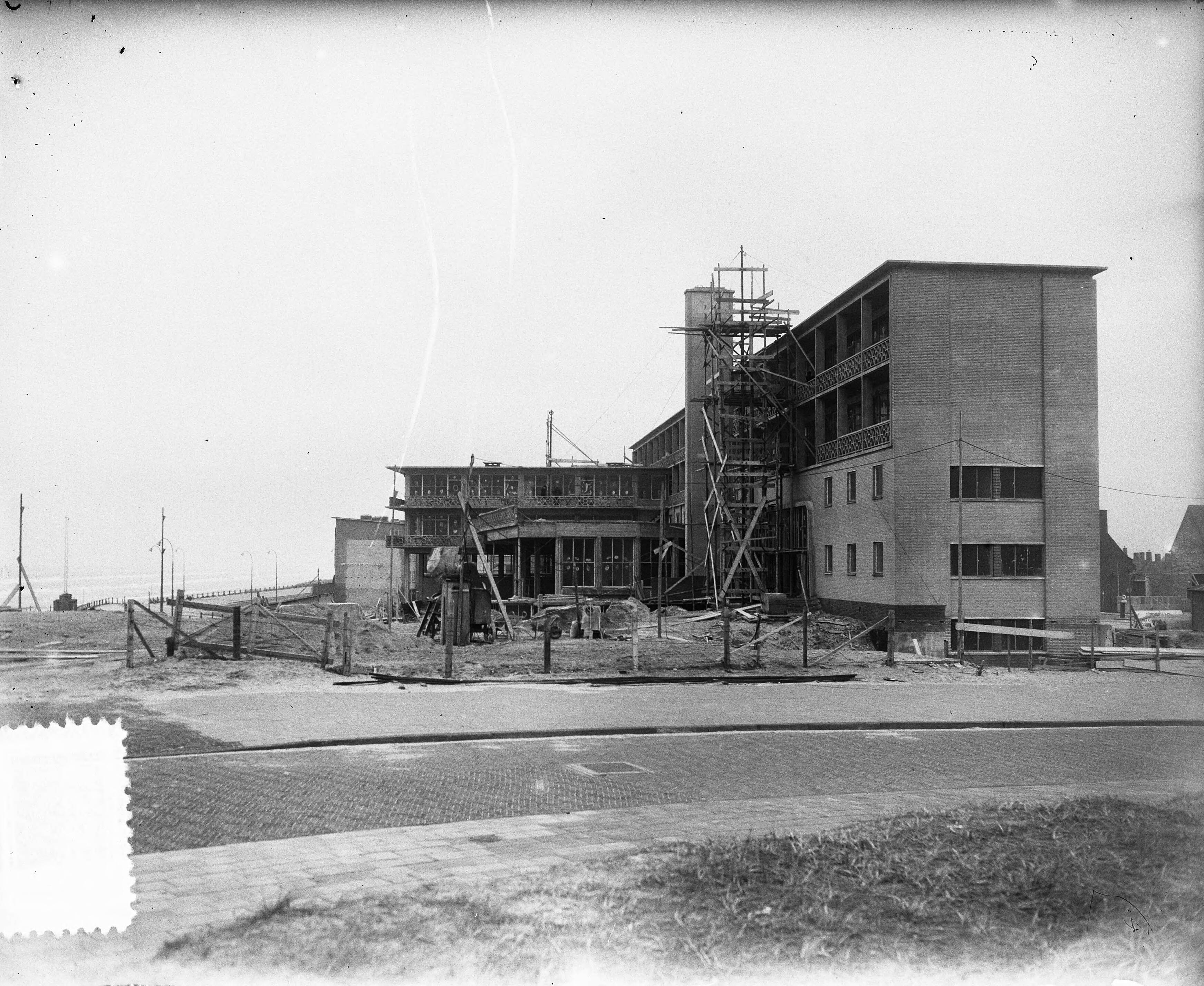 Fotocollectie Anefo — Aanbouw nieuw hotel in Zandvoort ['Hotel Bouwes' aan de 'Boulevard Paulus Loot'] — Foto: Pot, Harry / Anefo. Licentie: Set B: Rechtenvrij / Publiek Domein. Bron: Nationaal Archief. http://hdl.handle.net/10648/a90579c0-d0b4-102d-bcf8-003048976d84