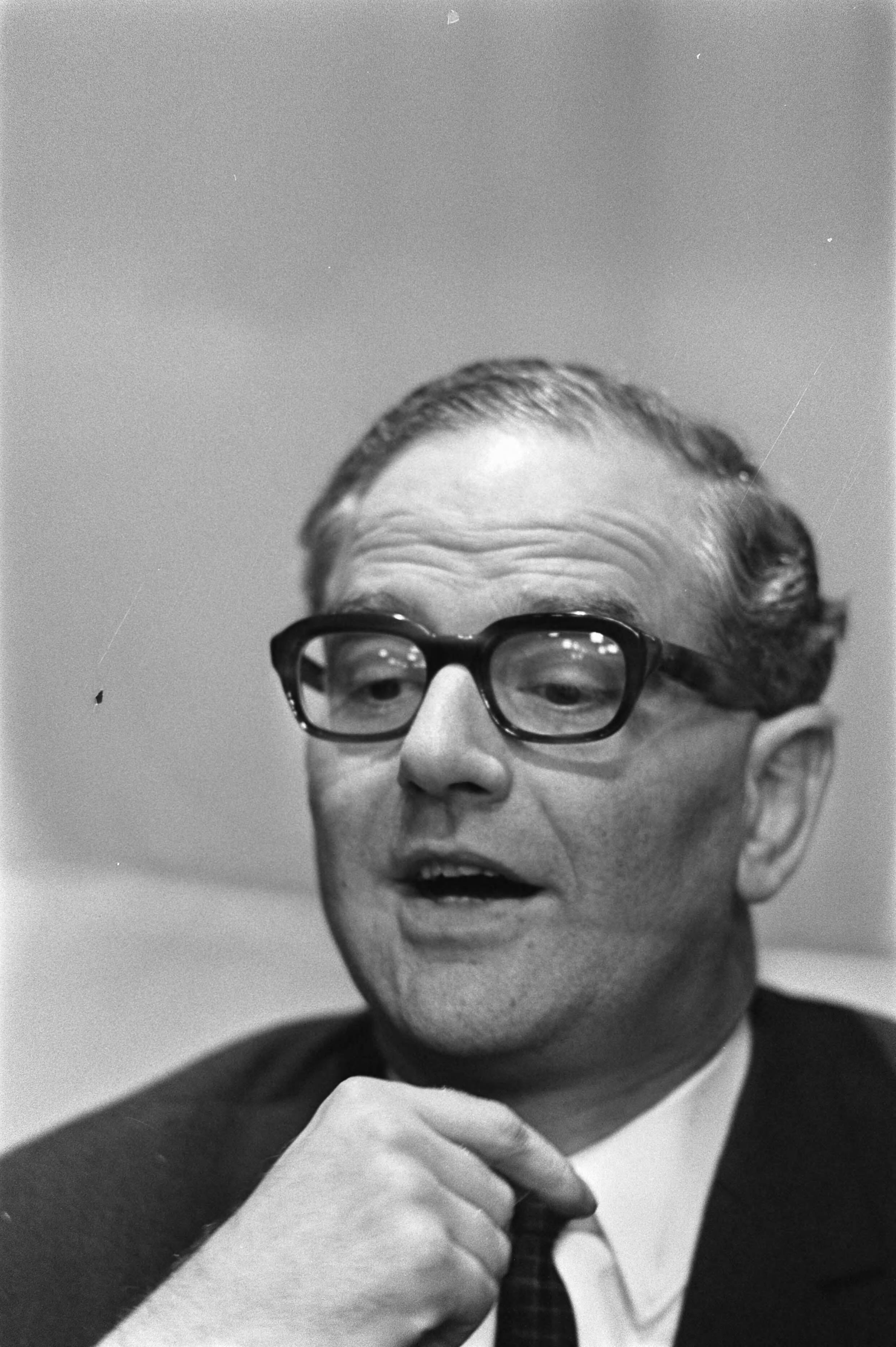 Fotocollectie Anefo — Verkiezingsuitslagen PS in studio Hilversum van NOS. Nummer 13 Schmelzer, nummer 14 Van der Stee (KVP), nummer 15 J. van Os van Abelen — Foto: Mieremet, Rob / Anefo. Licentie: Set B: Rechtenvrij / Publiek Domein. Bron: Nationaal Archief. http://hdl.handle.net/10648/ab911686-d0b4-102d-bcf8-003048976d84
