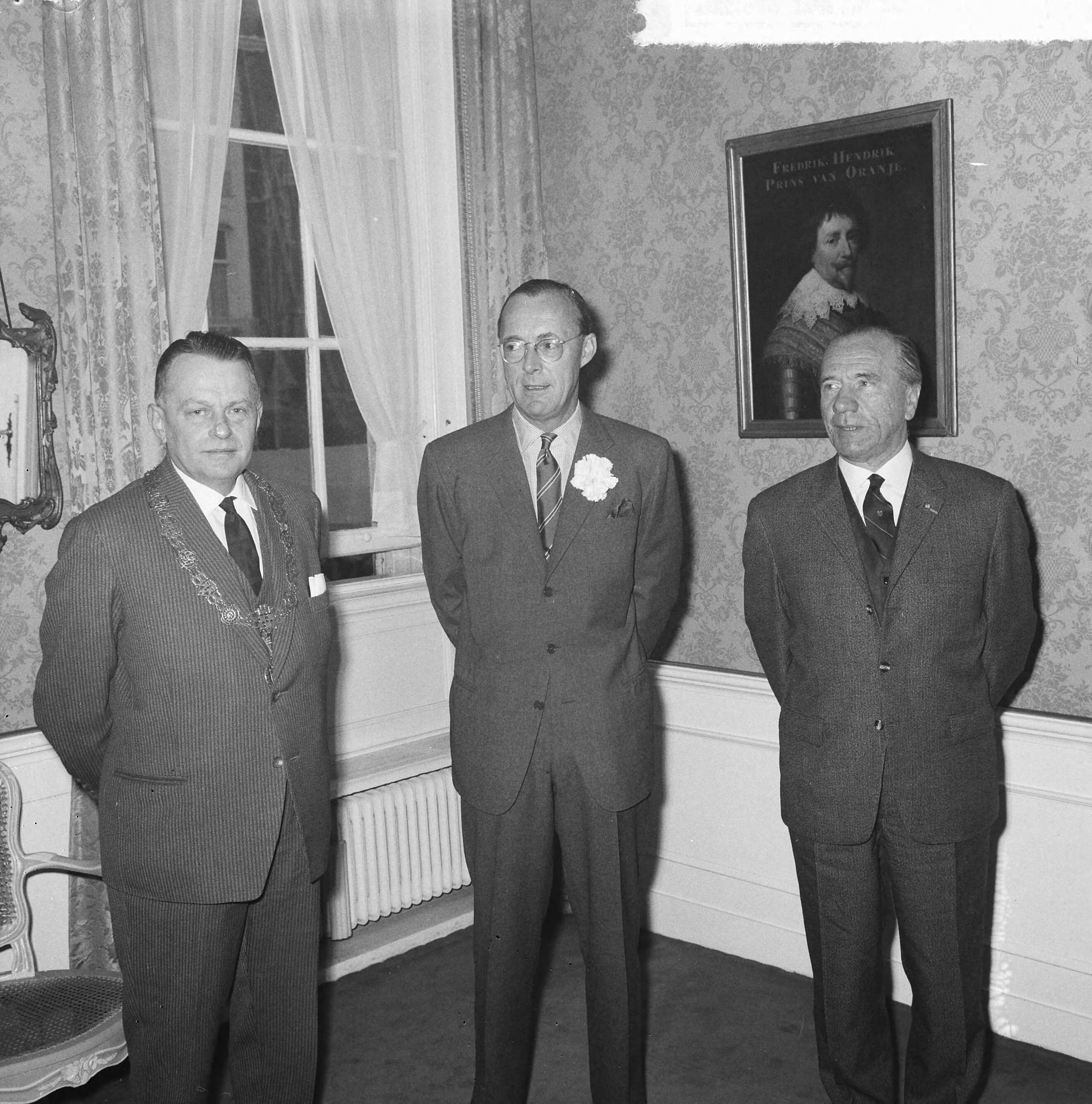 Fotocollectie Anefo — Bevrijdingscongres Nationale Federatie Raad van het Voormalig Verzet Nederland in de KMA te Breda, bijgewoond door prins Bernhard. Links burgemeester van Breda, R.M.A.A. Geuljans, rechts J.J.F. Borghouts, voorzitter van de Raad — Foto: Nijs, Jac. de / Anefo. Licentie: Set B: Rechtenvrij / Publiek Domein. Bron: Nationaal Archief. http://hdl.handle.net/10648/aaa5cb9a-d0b4-102d-bcf8-003048976d84