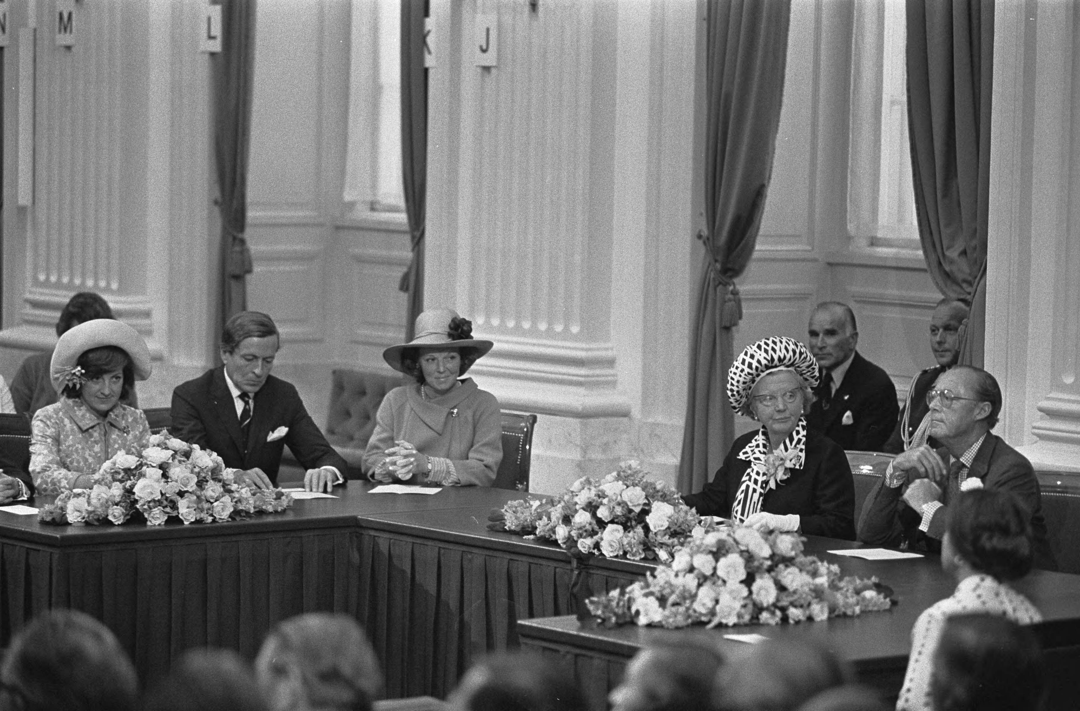 Fotocollectie Anefo — Viering Zilveren Regeringsjubileum van Koningin Juliana in Den Haag , Koninklijke familie in de Tweede Kamer — Foto: Mieremet, Rob / Anefo. Licentie: Set B: Rechtenvrij / Publiek Domein. Bron: Nationaal Archief. http://hdl.handle.net/10648/ac36380a-d0b4-102d-bcf8-003048976d84