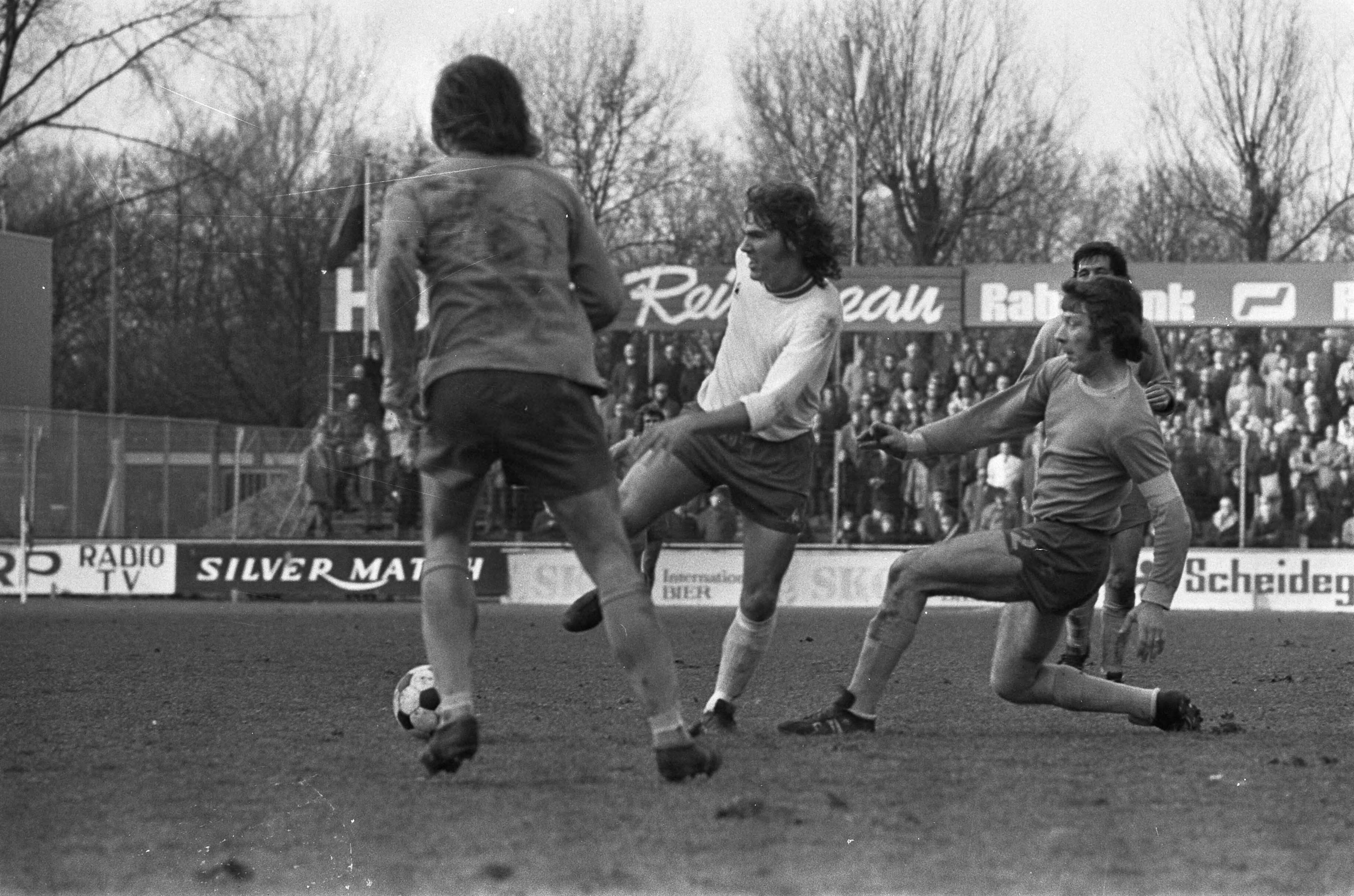 FC Den Haag tegen FC Amsterdam: 0-1 — Van der Lem (midden) en Mansveld (rechts) in actie — Foto: Fotograaf Onbekend / Anefo. Licentie: Set B: Rechtenvrij / Publiek Domein. Bron: Nationaal Archief. http://hdl.handle.net/10648/ac44eed6-d0b4-102d-bcf8-003048976d84