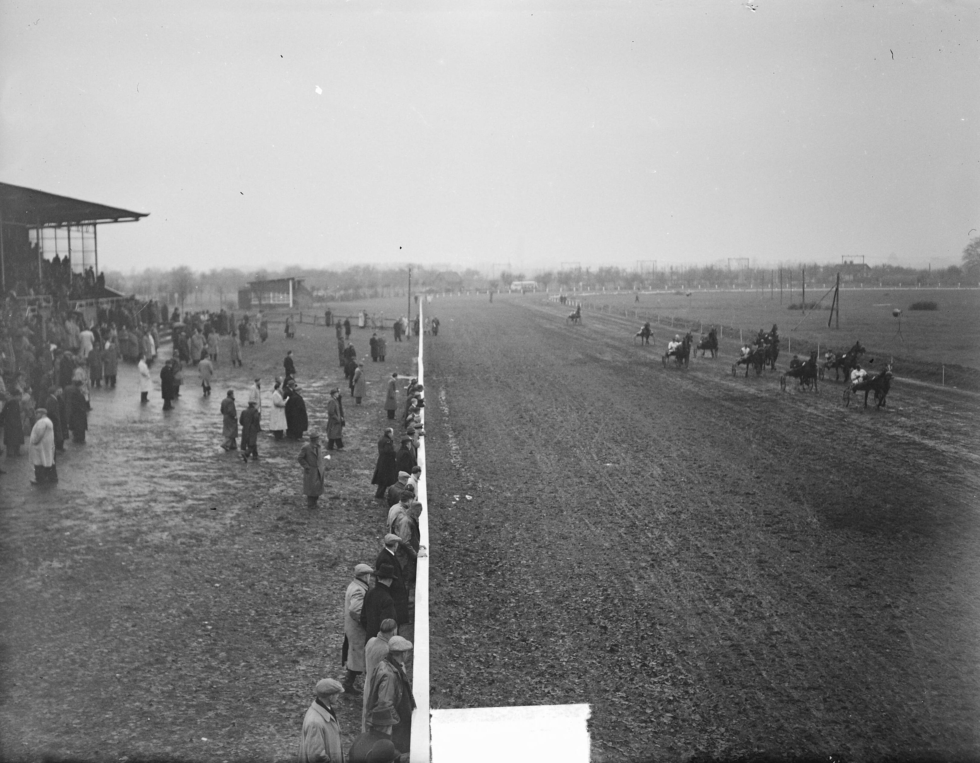 Fotocollectie Anefo — Draverijen op Mereveld te Utrecht — Foto: Oorschot, […] van / Anefo. Licentie: Set B: Rechtenvrij / Publiek Domein. Bron: Nationaal Archief. http://hdl.handle.net/10648/a8d1b6d0-d0b4-102d-bcf8-003048976d84
