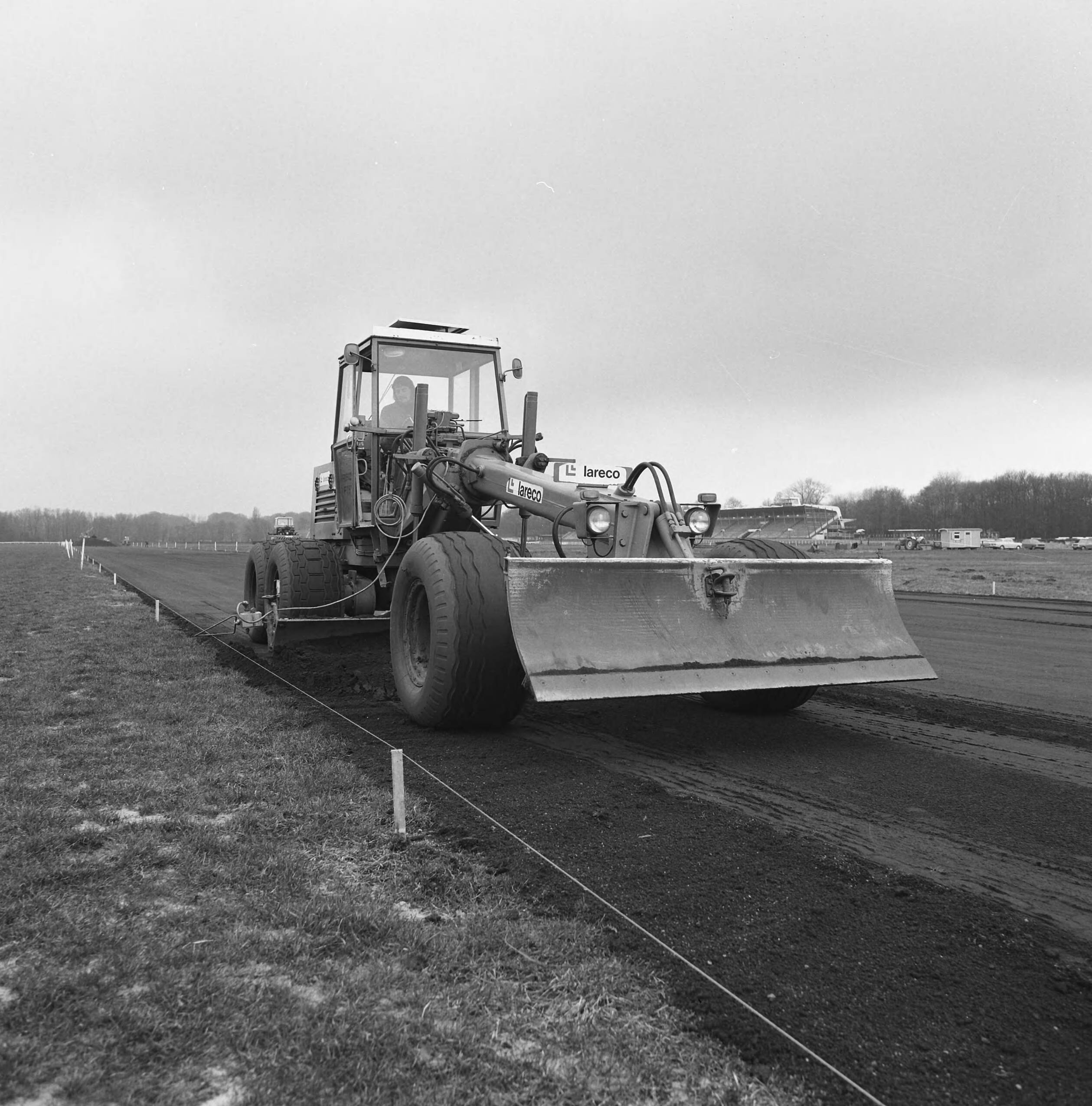 Fotocollectie Nederlandse Heidemaatschappij — Reconstructie van de renbaan Duindigt te Wassenaar. Uitvoering Lareco — Foto: Fotograaf Onbekend / Heidemij. Licentie: Set B: Rechtenvrij / Publiek Domein. Bron: Nationaal Archief. http://hdl.handle.net/10648/ae83c6fe-d0b4-102d-bcf8-003048976d84