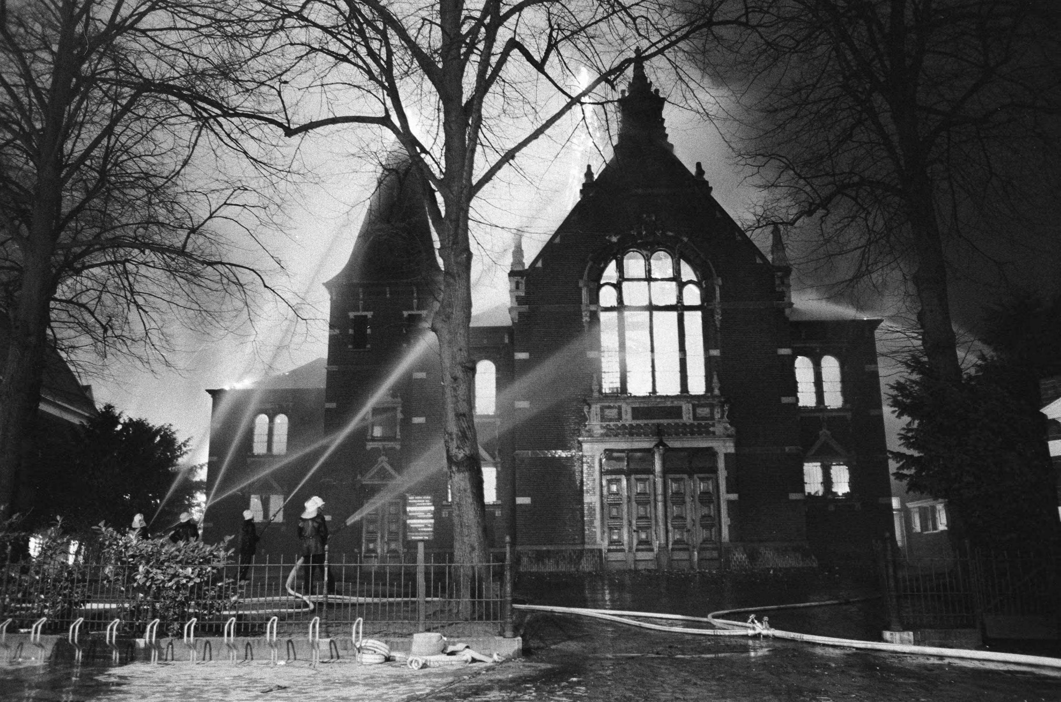 Fotocollectie Anefo — Brand in Grote Kerk , Hilversum — Foto: Mieremet, Rob / Anefo. Licentie: Set B: Rechtenvrij / Publiek Domein. Bron: Nationaal Archief. http://hdl.handle.net/10648/abd9dd44-d0b4-102d-bcf8-003048976d84