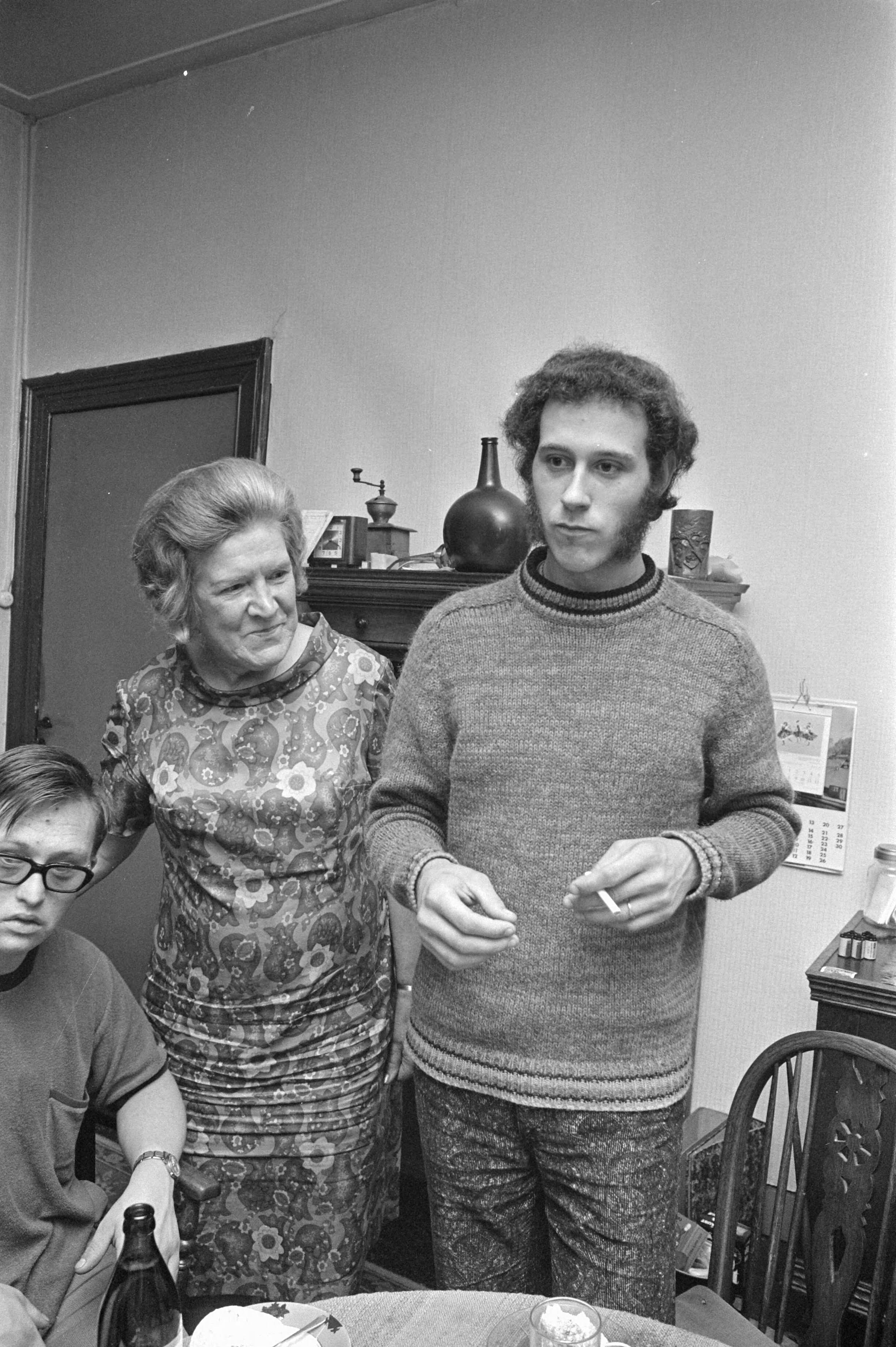 Ralph Waver na kort geding in huis, Haarlem — Waver (r) met zijn hospita — Foto: Fotograaf Onbekend / Anefo. Licentie: Set B: Rechtenvrij / Publiek Domein. Bron: Nationaal Archief. http://hdl.handle.net/10648/abc311e0-d0b4-102d-bcf8-003048976d84