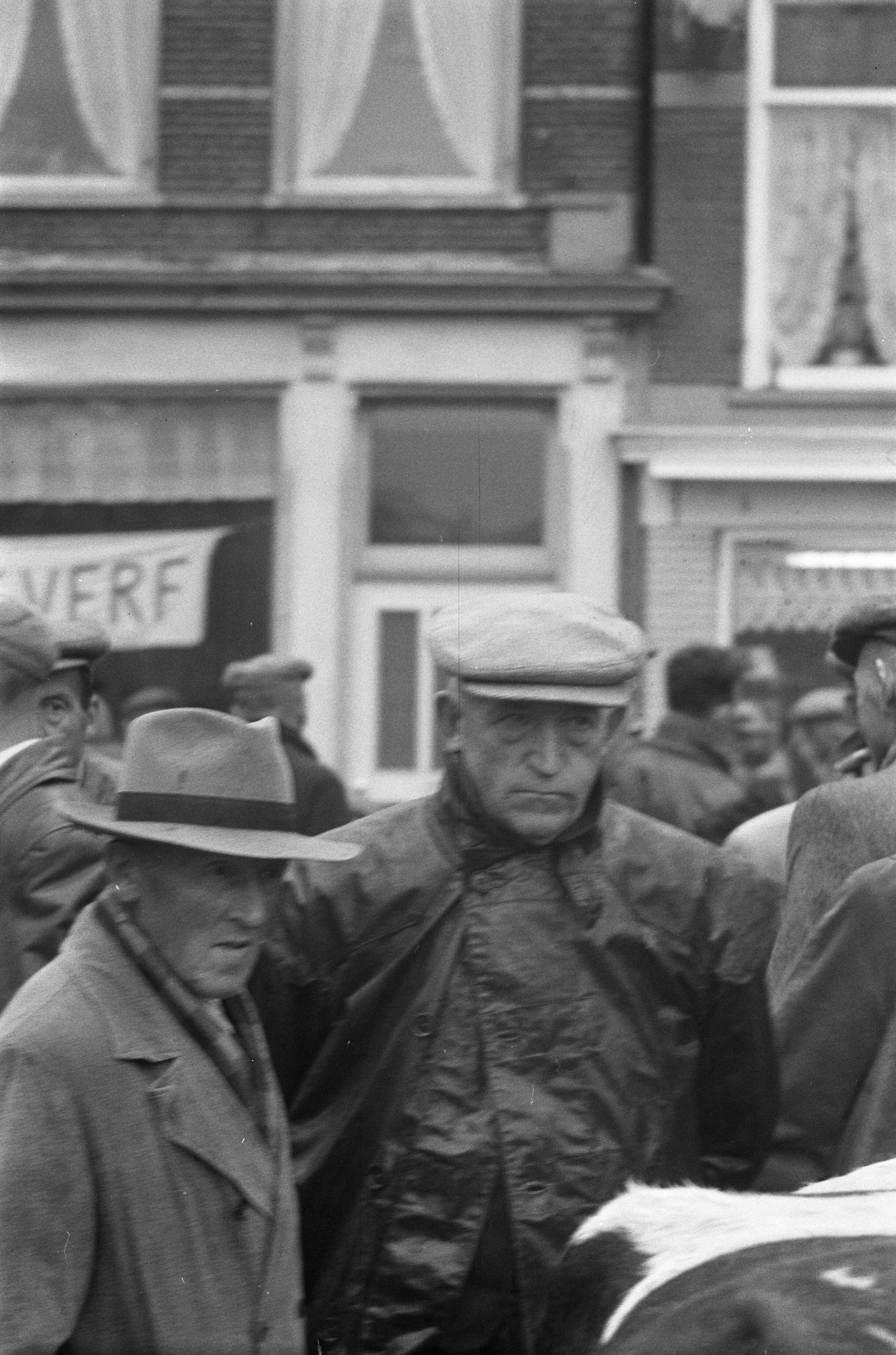 Fotocollectie Anefo — Koeienmarkt te Purmerend — Foto: Gelderen, Hugo van / Anefo. Licentie: Set B: Rechtenvrij / Publiek Domein. Bron: Nationaal Archief. http://hdl.handle.net/10648/a9bb10e6-d0b4-102d-bcf8-003048976d84