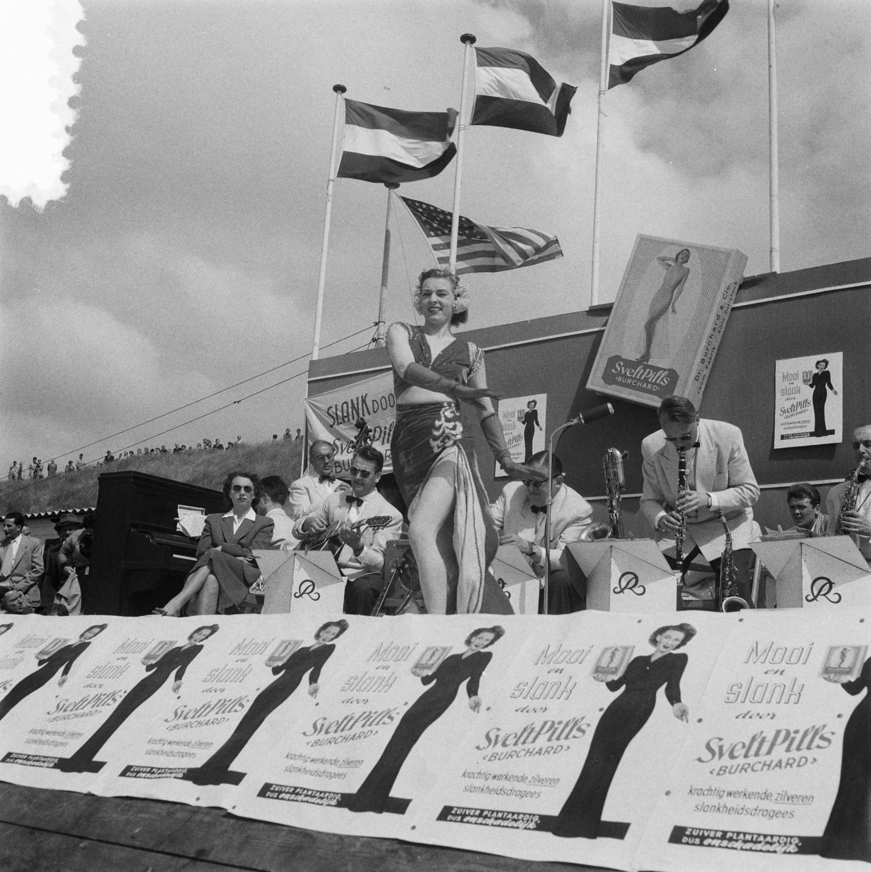 Miss Zandvoort — Verkiezing Miss Zandvoort. Optreden van The Ramblers [met zangeres/danseres] — Foto: Pot, Harry / Anefo. Licentie: Set B: Rechtenvrij / Publiek Domein. Bron: Nationaal Archief. http://hdl.handle.net/10648/a8ed372a-d0b4-102d-bcf8-003048976d84
