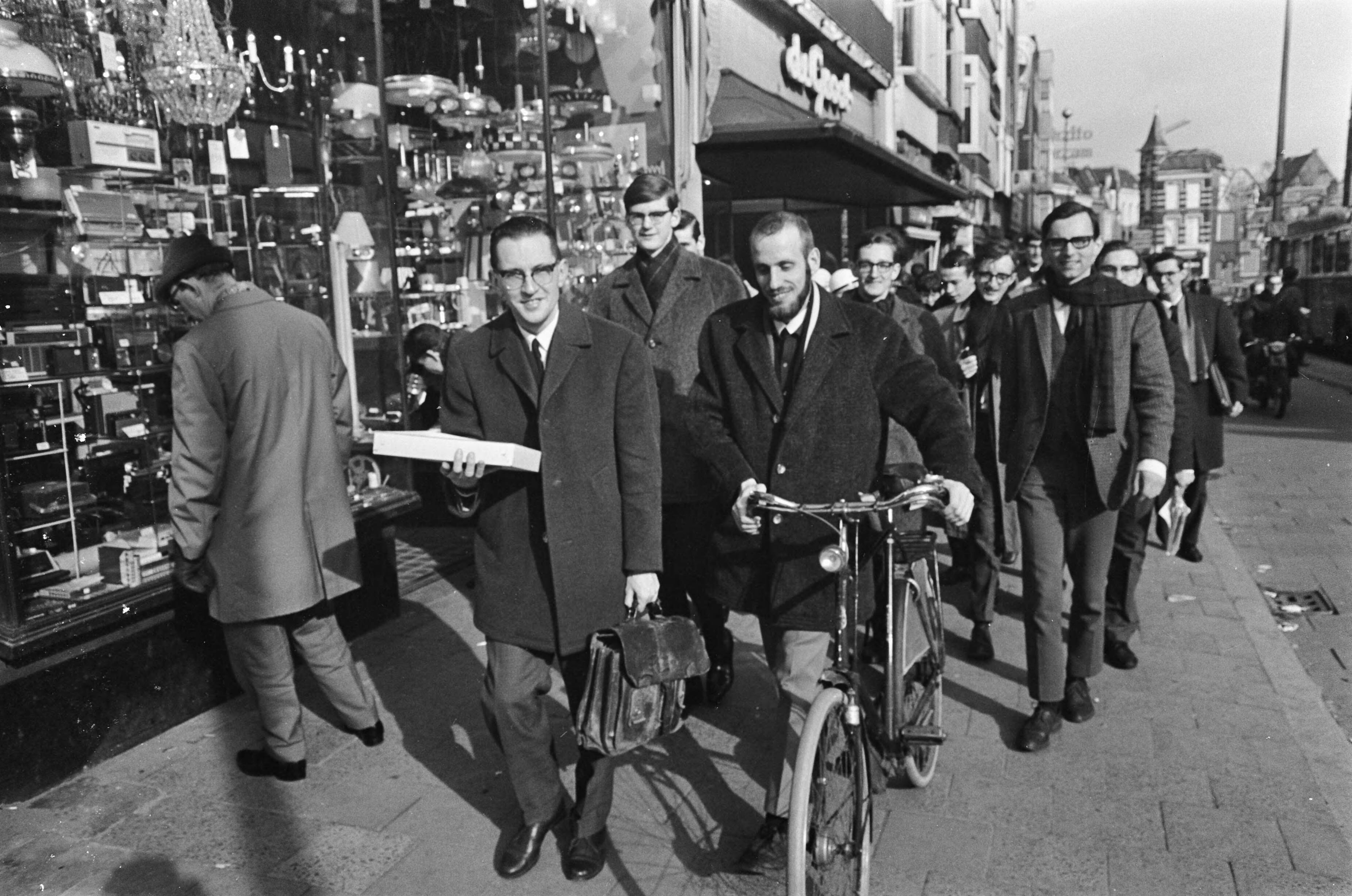 Fotocollectie Anefo — KVP-jongeren in Utrecht bijeen. Radicaal Van Dongen met de radicalen Bogaers en drs. Janssen — Foto: Nijs, Jac. de / Anefo. Licentie: Set B: Rechtenvrij / Publiek Domein. Bron: Nationaal Archief. http://hdl.handle.net/10648/ab3904b4-d0b4-102d-bcf8-003048976d84