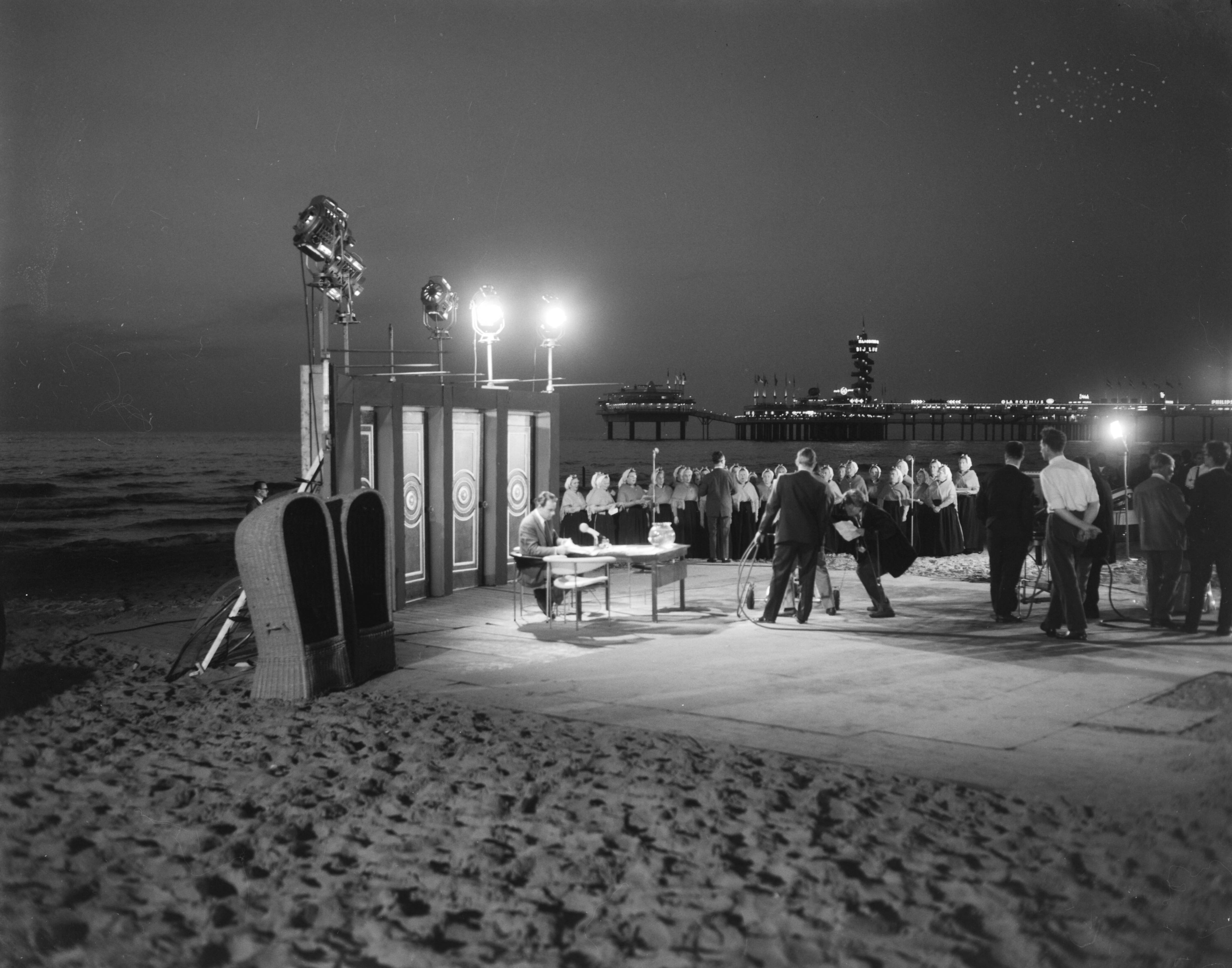 Fotocollectie Anefo — Televisie-uitzending "Voor de vuist weg" met Willem Duys aan het strand van Scheveningen — Foto: Bilsen, Joop van / Anefo. Licentie: Set B: Rechtenvrij / Publiek Domein. Bron: Nationaal Archief. http://hdl.handle.net/10648/aabc0202-d0b4-102d-bcf8-003048976d84