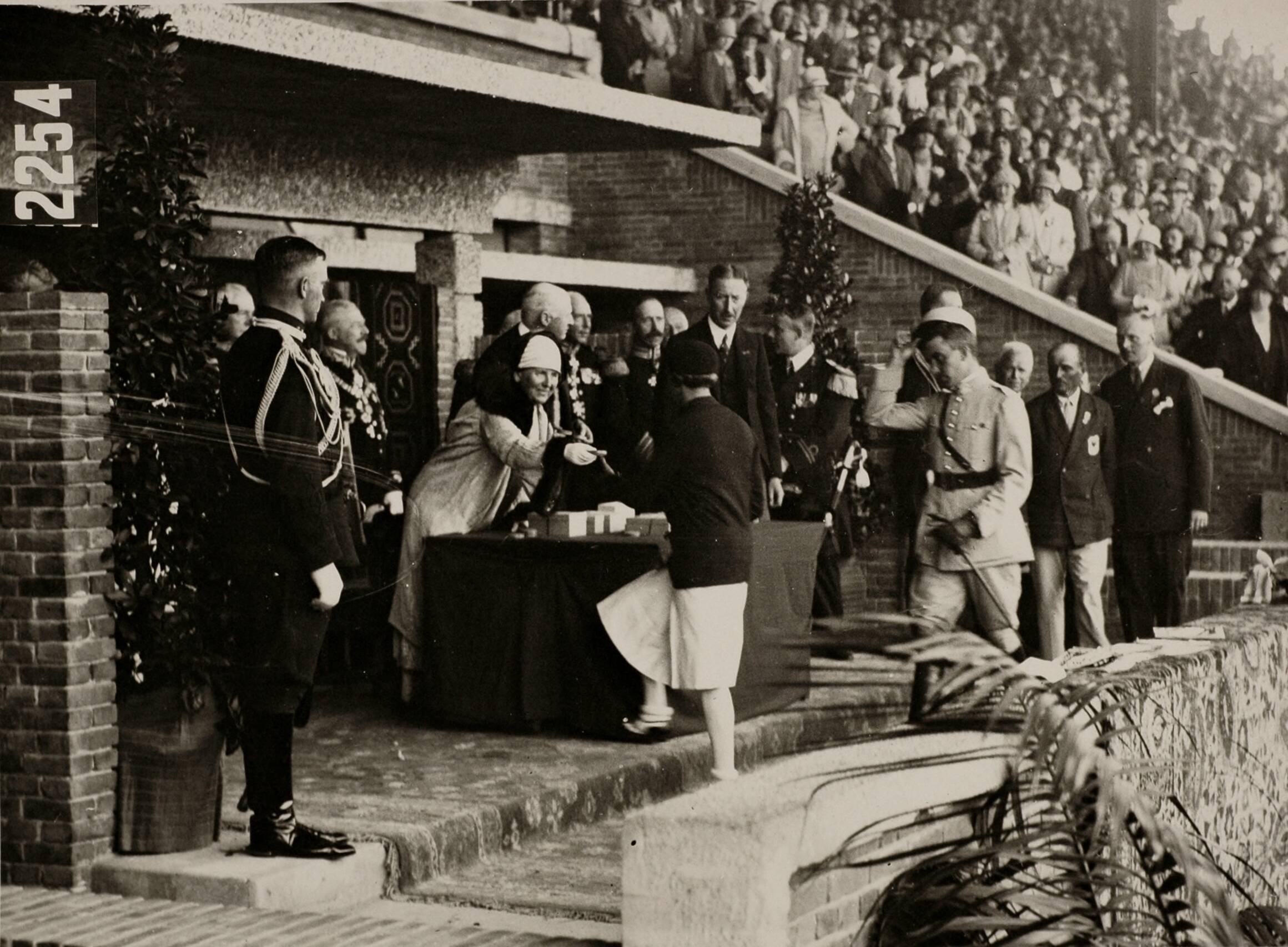 Personen op naam, Sport — Sport. Olympische Spelen 1928 Amsterdam, Nederland: Prijsuitreiking goud. Uitreiking van de gouden medaille door Koningin Wilhelmina. — Foto: Fotograaf Onbekend / Algemeen Fotobureau Amsterdam / Spaarnestad Photo (05887). Licentie: Set B: Rechtenvrij / Publiek Domein. Bron: Nationaal Archief. http://hdl.handle.net/10648/35429da6-d54c-a382-e063-6df0900a6686
