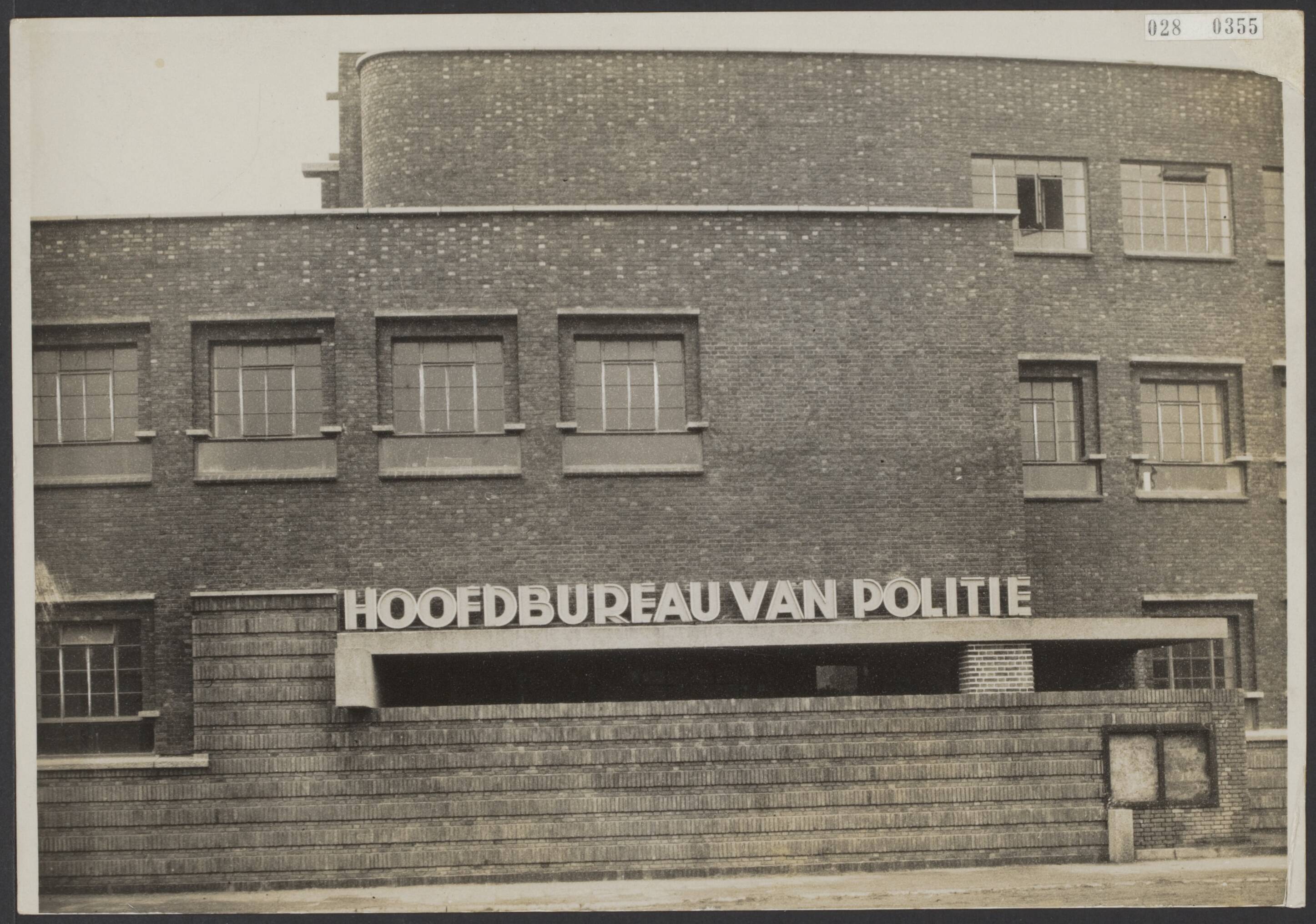 Fotocollectie Elsevier Binnenland — Het nieuwe hoofdbureau van Politie te Utrecht. Overzicht van het gebouw aan het Paardenveld — Foto: N.V. Polygoon. Licentie: Set B: Rechtenvrij / Publiek Domein. Bron: Nationaal Archief. http://hdl.handle.net/10648/addd8d98-d0b4-102d-bcf8-003048976d84
