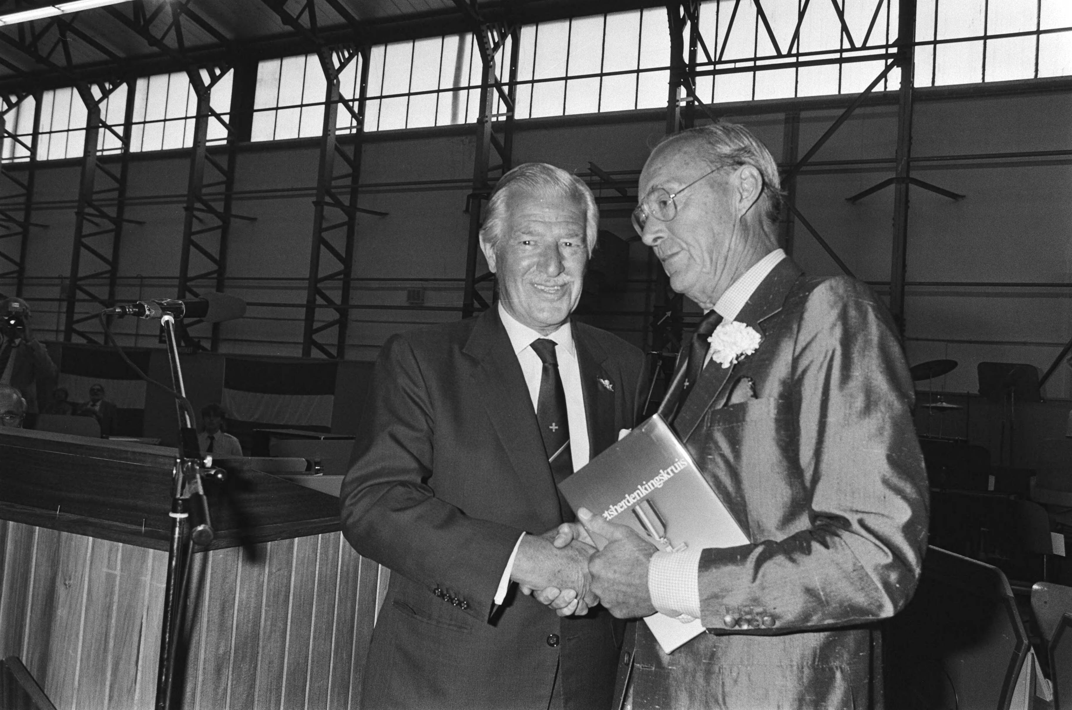 Fotocollectie Anefo — Prins Bernhard op de Dag van het Verzet op Soesterberg — Foto: Croes, Rob C. / Anefo. Licentie: Set B: Rechtenvrij / Publiek Domein. Bron: Nationaal Archief. http://hdl.handle.net/10648/ad49af42-d0b4-102d-bcf8-003048976d84