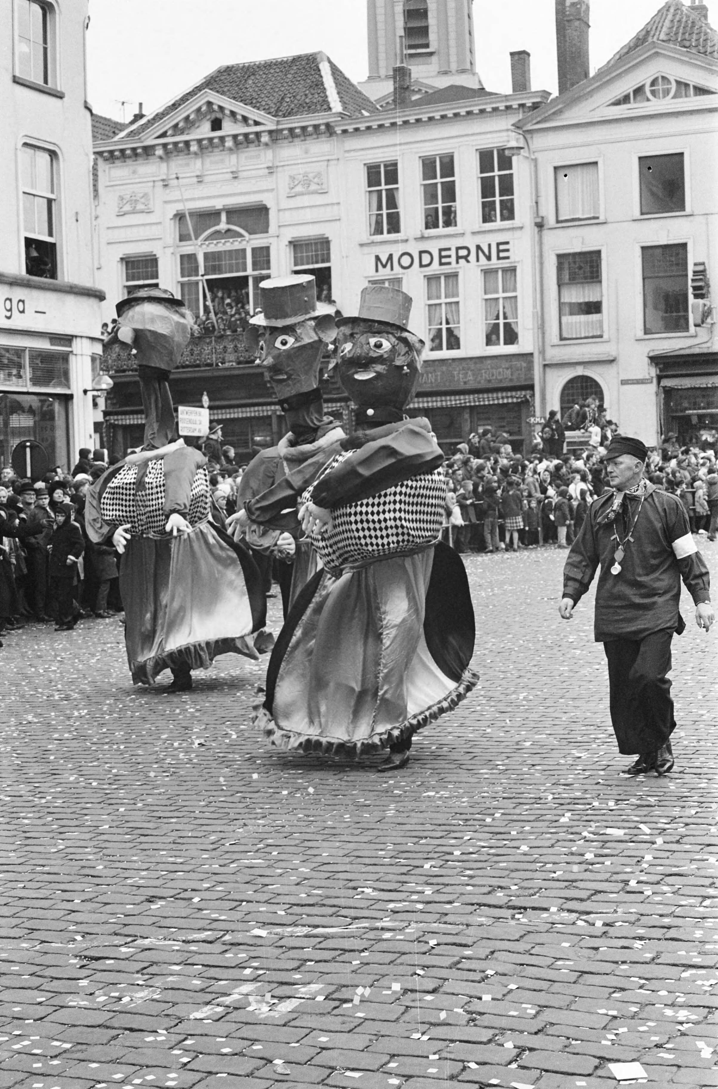 Fotocollectie Anefo — Carnaval in Breda — Foto: Rossem, Wim van / Anefo. Licentie: Set B: Rechtenvrij / Publiek Domein. Bron: Nationaal Archief. http://hdl.handle.net/10648/a9fc04ac-d0b4-102d-bcf8-003048976d84