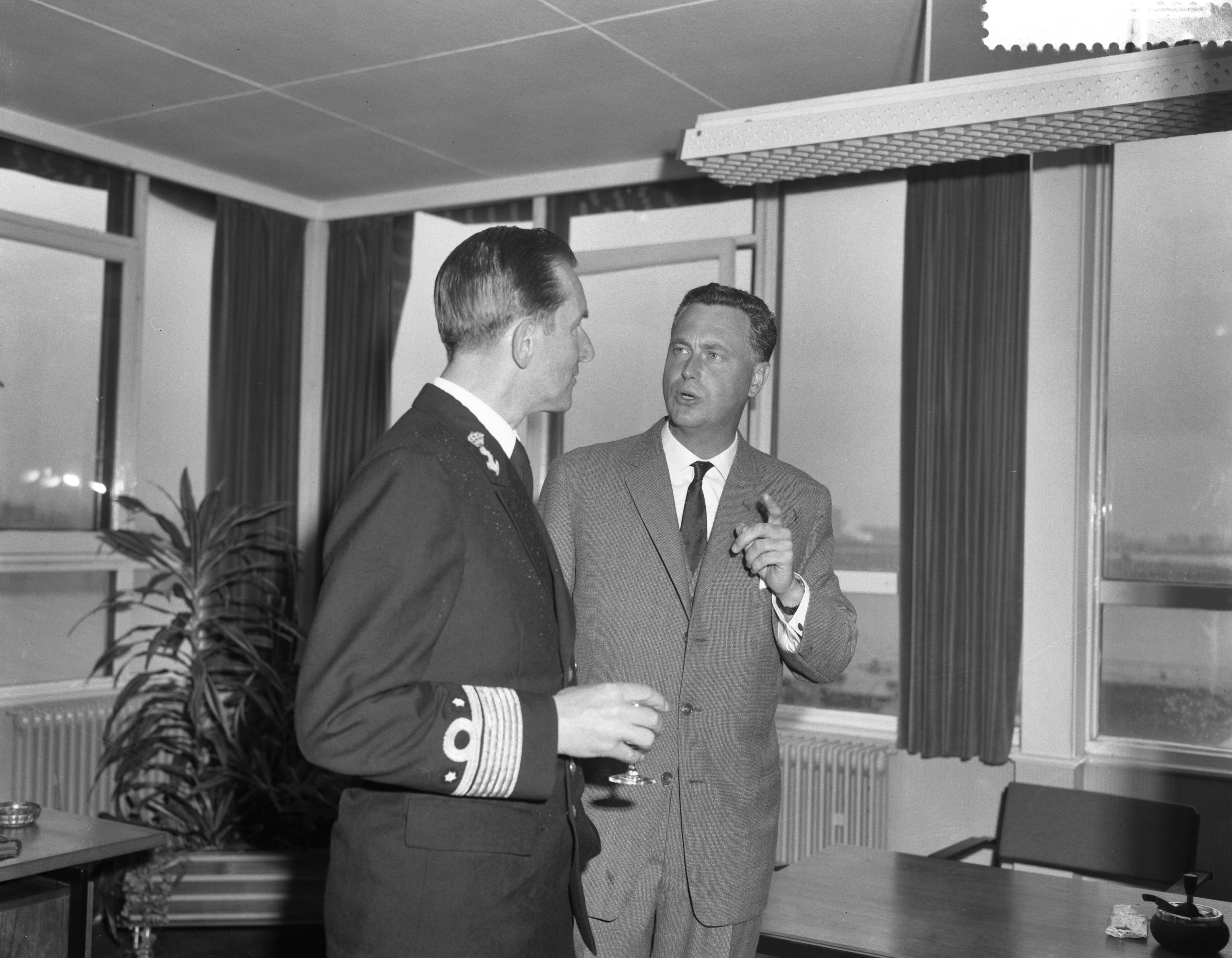 Fotocollectie Anefo — Tewaterlating te Zaandam van het Torpedo-inschietvaartuig "Van Bochove" van de Koninklijke Marine bij de Zaanlandse Scheepsbouwmaatschappij door de vrouw van de directeur van de bewapeningswerkplaats der Marine te Den Helder, mevr. Reiche-Van Aardenne. Dit vaartuig wordt genoemd naar wijlen luitenant-ter-zee der eerste klasse P.D. van Bochoven, in leven hoofd van het inschietbedrijf van de Kon. Marine, die gedurende de uitoefening van zijn functie tengevolge van een tragisch ongeval op 7 juli 1959 om het leven kwam — Foto: Bilsen, Joop van / Anefo. Licentie: Set B: Rechtenvrij / Publiek Domein. Bron: Nationaal Archief. http://hdl.handle.net/10648/aa110d02-d0b4-102d-bcf8-003048976d84