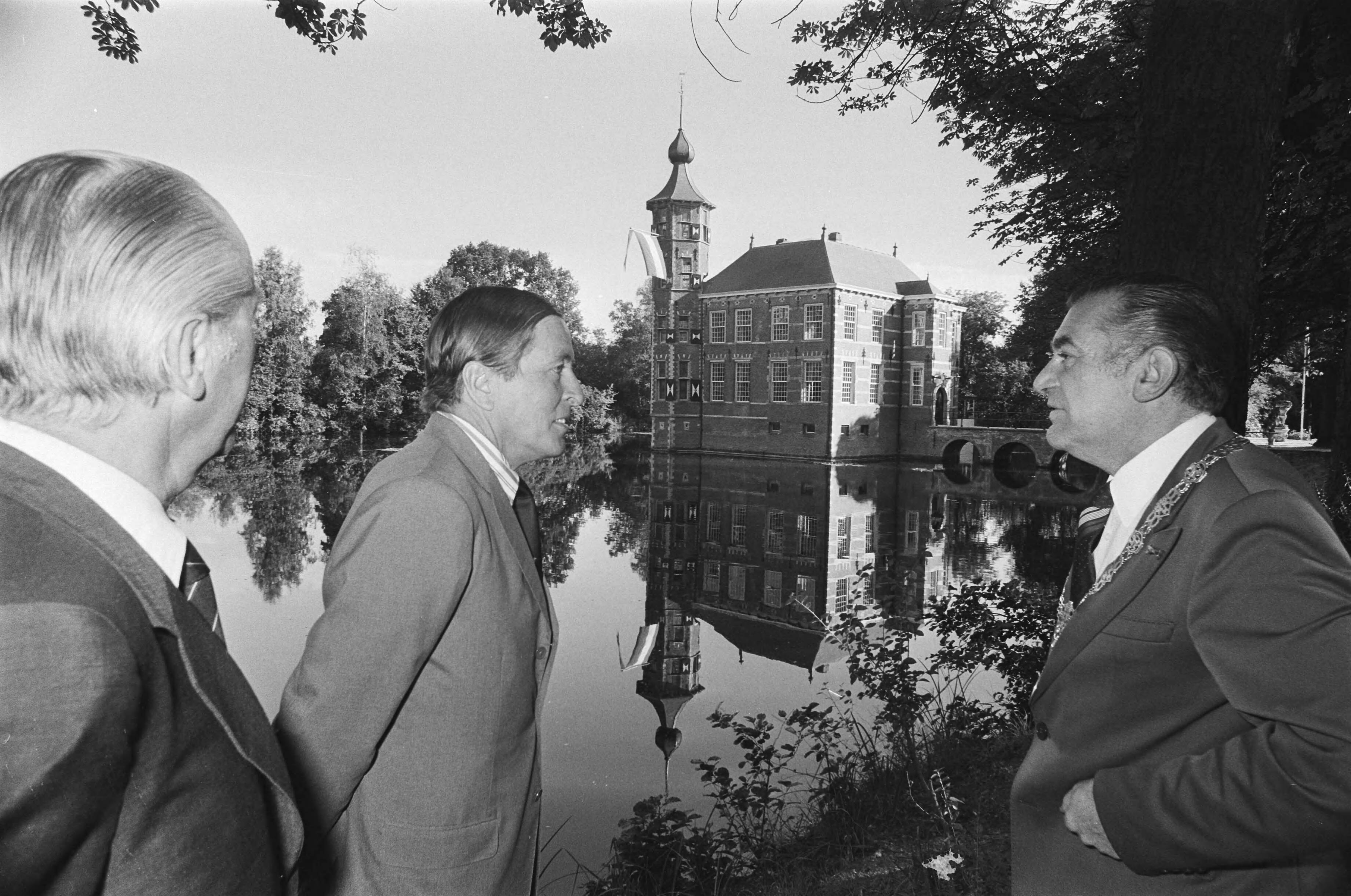 Fotocollectie Anefo — Prins Claus opent gerestaureerd kasteel Bouvigne te Breda in gesprek met burgemeester Merkx van Breda, achtergrond kasteel Bouvigne — Foto: Suyk, Koen / Anefo. Licentie: Set B: Rechtenvrij / Publiek Domein. Bron: Nationaal Archief. http://hdl.handle.net/10648/aca28ed8-d0b4-102d-bcf8-003048976d84