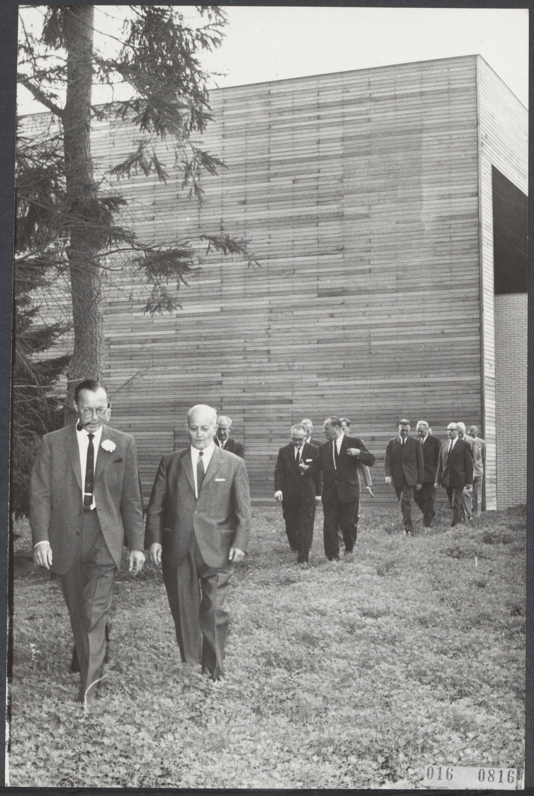 Fotocollectie Elsevier Binnenland — Prins Bernhard heeft het KNVB-sportcentrum te Zeist geopend. Prins Bernhard en KNVB-voorzitter Toon Schröder verlaten een van de gebouwen — Foto: Nijs, Jac. de / Anefo. Licentie: Set B: Rechtenvrij / Publiek Domein. Bron: Nationaal Archief. http://hdl.handle.net/10648/adba856e-d0b4-102d-bcf8-003048976d84