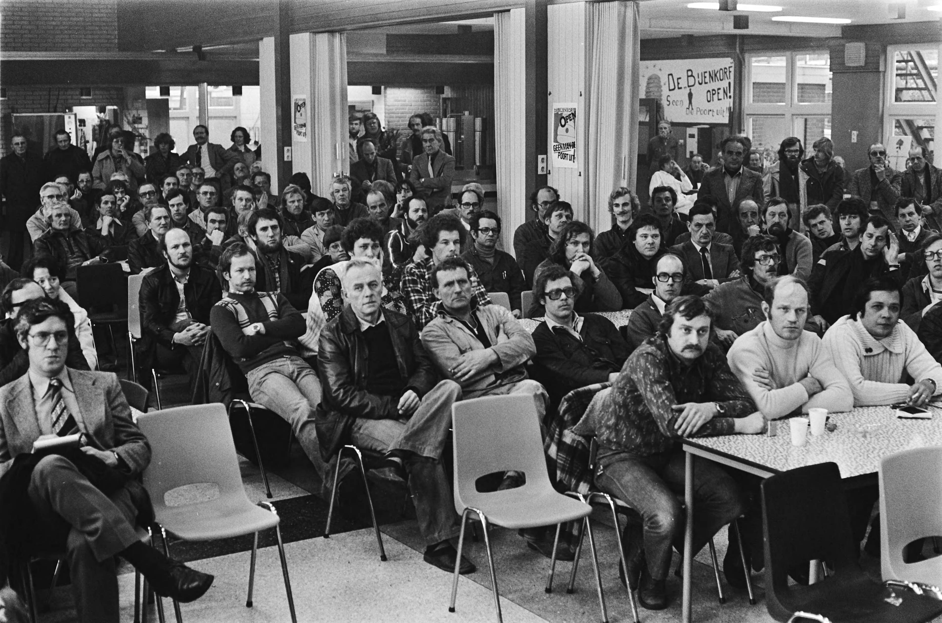 Fotocollectie Anefo — Bezetting KSH Koog aan de Zaan ; bezettende werknemers bijeen — Foto: Suyk, Koen / Anefo. Licentie: Set B: Rechtenvrij / Publiek Domein. Bron: Nationaal Archief. http://hdl.handle.net/10648/acadfdd6-d0b4-102d-bcf8-003048976d84