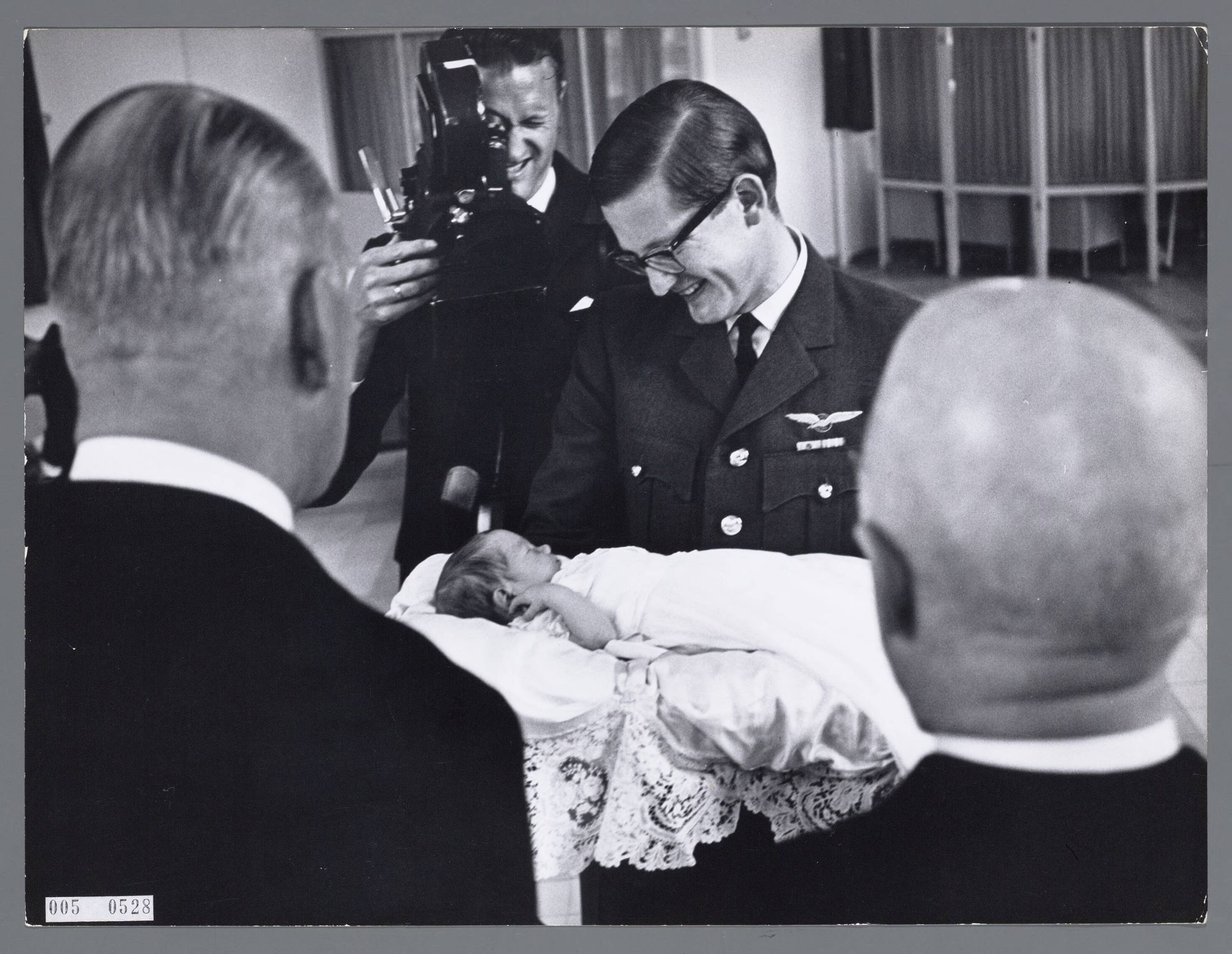 Fotocollectie RVD / Koninklijk Huis — Mr. Pieter van Vollenhoven met prins Maurits en burgemeester jonkheer De Ranitz van Utrecht en dr. L. Beel, vice-president van de Raad van State in het Academisch Ziekenhuis Utrecht op 22 april 1968 — Foto: Nationaal Foto Persbureau / RVD. Licentie: Set B: Rechtenvrij / Publiek Domein. Bron: Nationaal Archief. http://hdl.handle.net/10648/afad8baa-d0b4-102d-bcf8-003048976d84