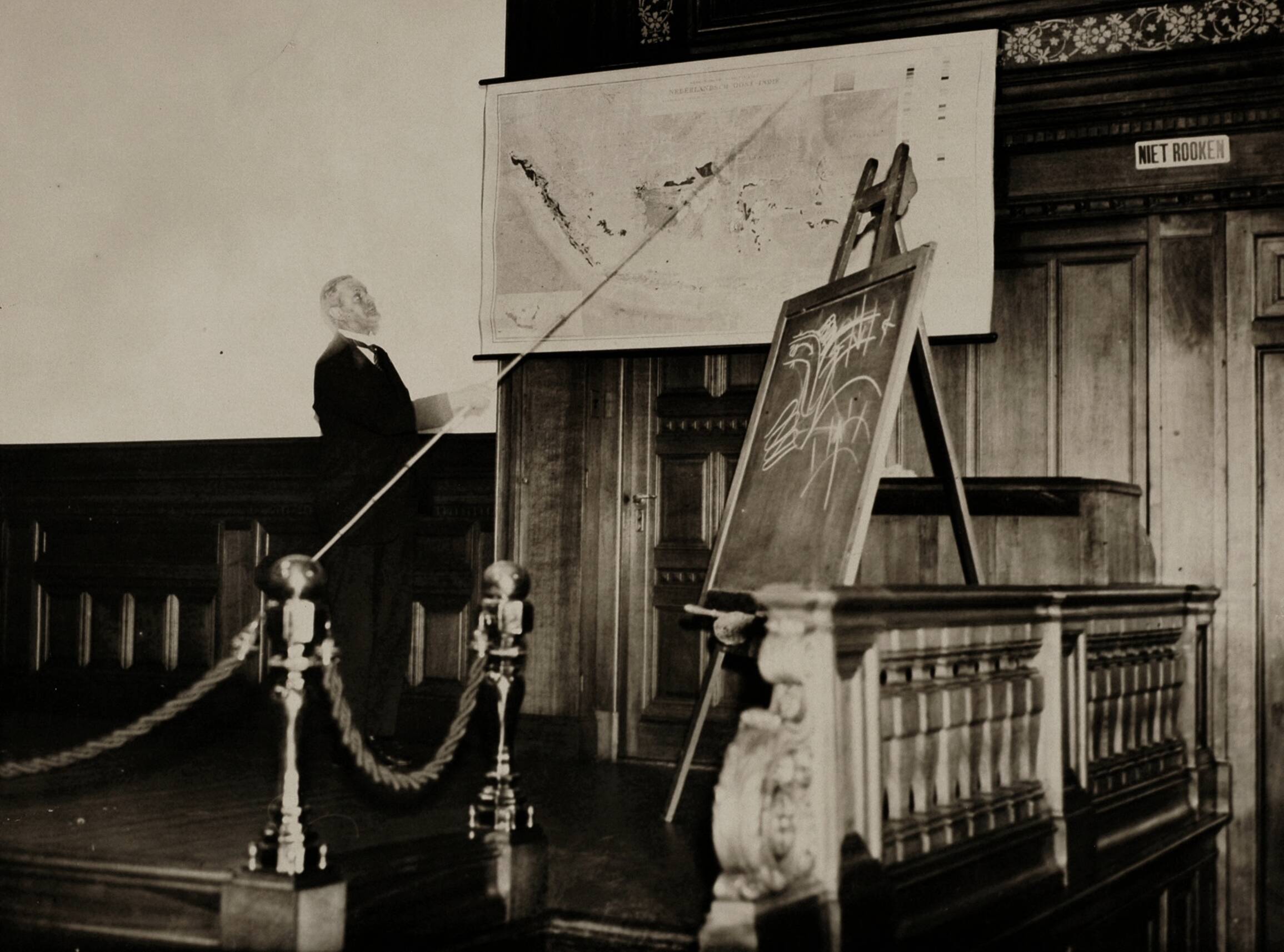 Sport — Sport. Olympische Spelen 1928 Amsterdam, Nederland. Voordracht tijdens de spelen. Onbekend is wie wat hier uitlegt. — Foto: Fotograaf Onbekend / Algemeen Fotobureau Amsterdam / Rechtenvrij (05589). Licentie: Set B: Rechtenvrij / Publiek Domein. Bron: Nationaal Archief. http://hdl.handle.net/10648/35429da6-d6d8-a382-e063-6df0900a6686