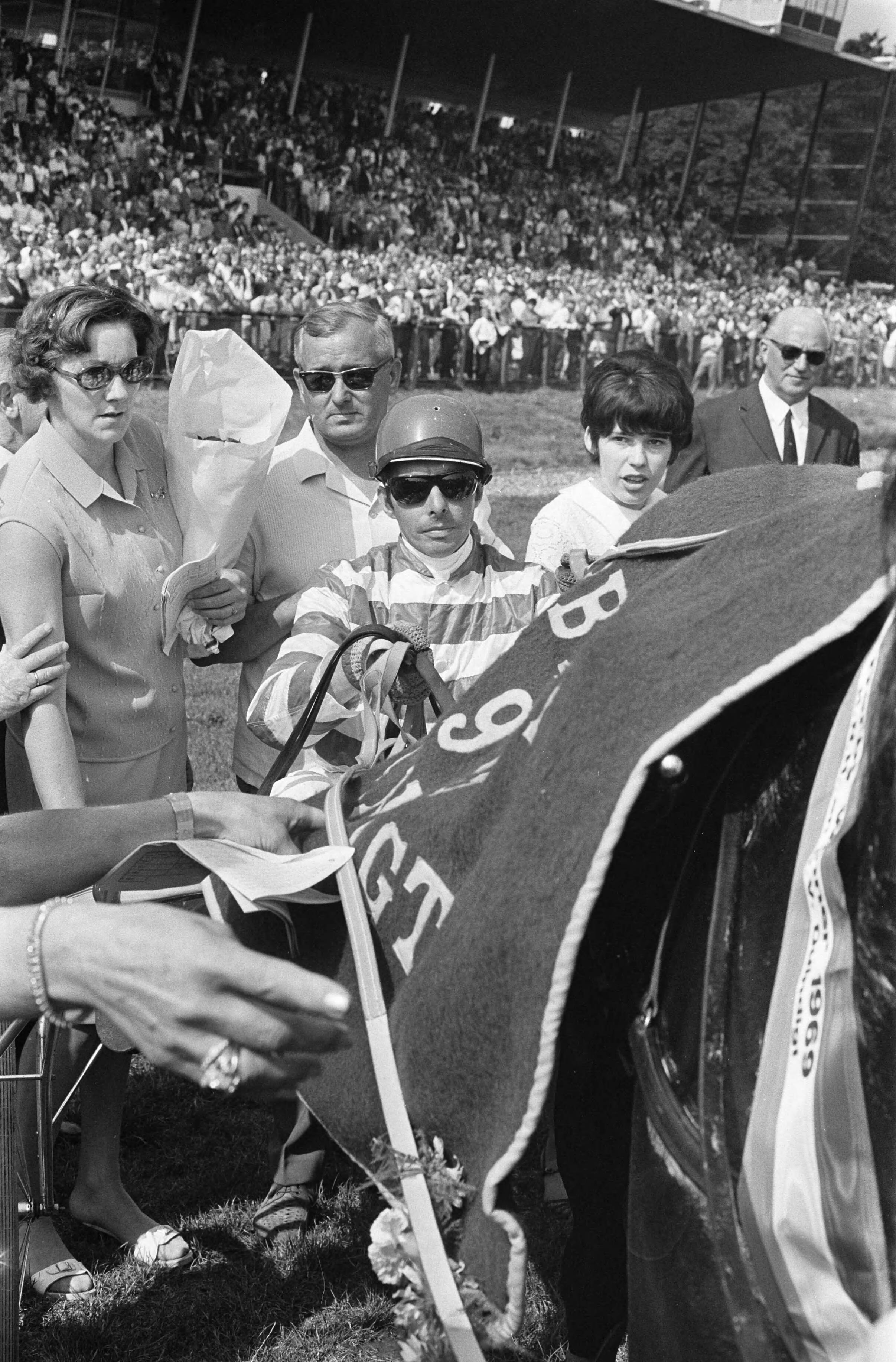 Derby voor dravers op 1969 Duindigt — De huldiging van Hans Wagenaar jr. met zijn paard "Henri Buitenzorg" — Foto: Fotograaf Onbekend / Anefo. Licentie: Set B: Rechtenvrij / Publiek Domein. Bron: Nationaal Archief. http://hdl.handle.net/10648/ab7514cc-d0b4-102d-bcf8-003048976d84