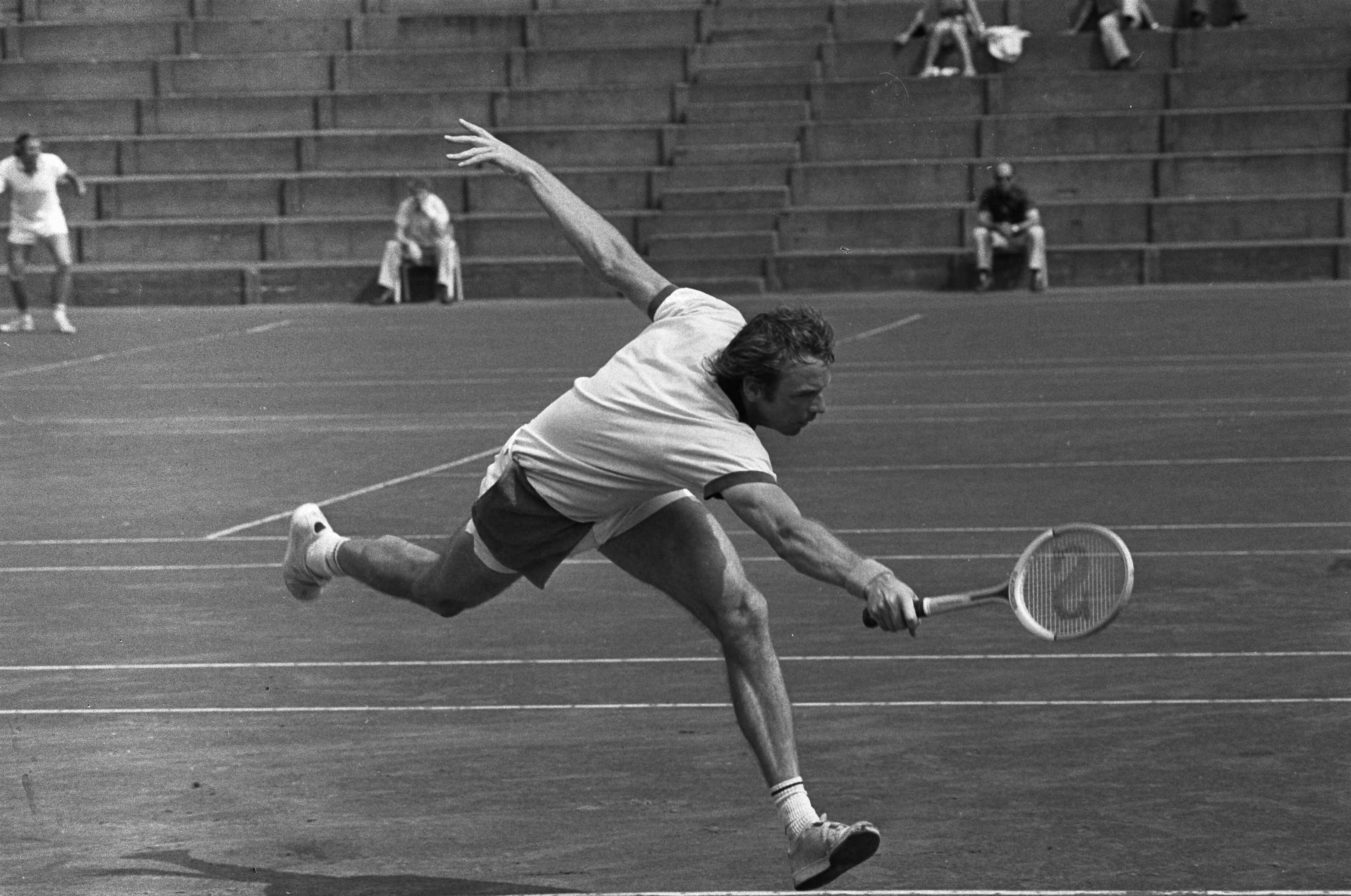 Nationale tenniskampioenschappen op de METS-tennisbanen 1975 — Fleury in aktie — Foto: Mieremet, Rob / Anefo. Licentie: Set B: Rechtenvrij / Publiek Domein. Bron: Nationaal Archief. http://hdl.handle.net/10648/ac6faf68-d0b4-102d-bcf8-003048976d84