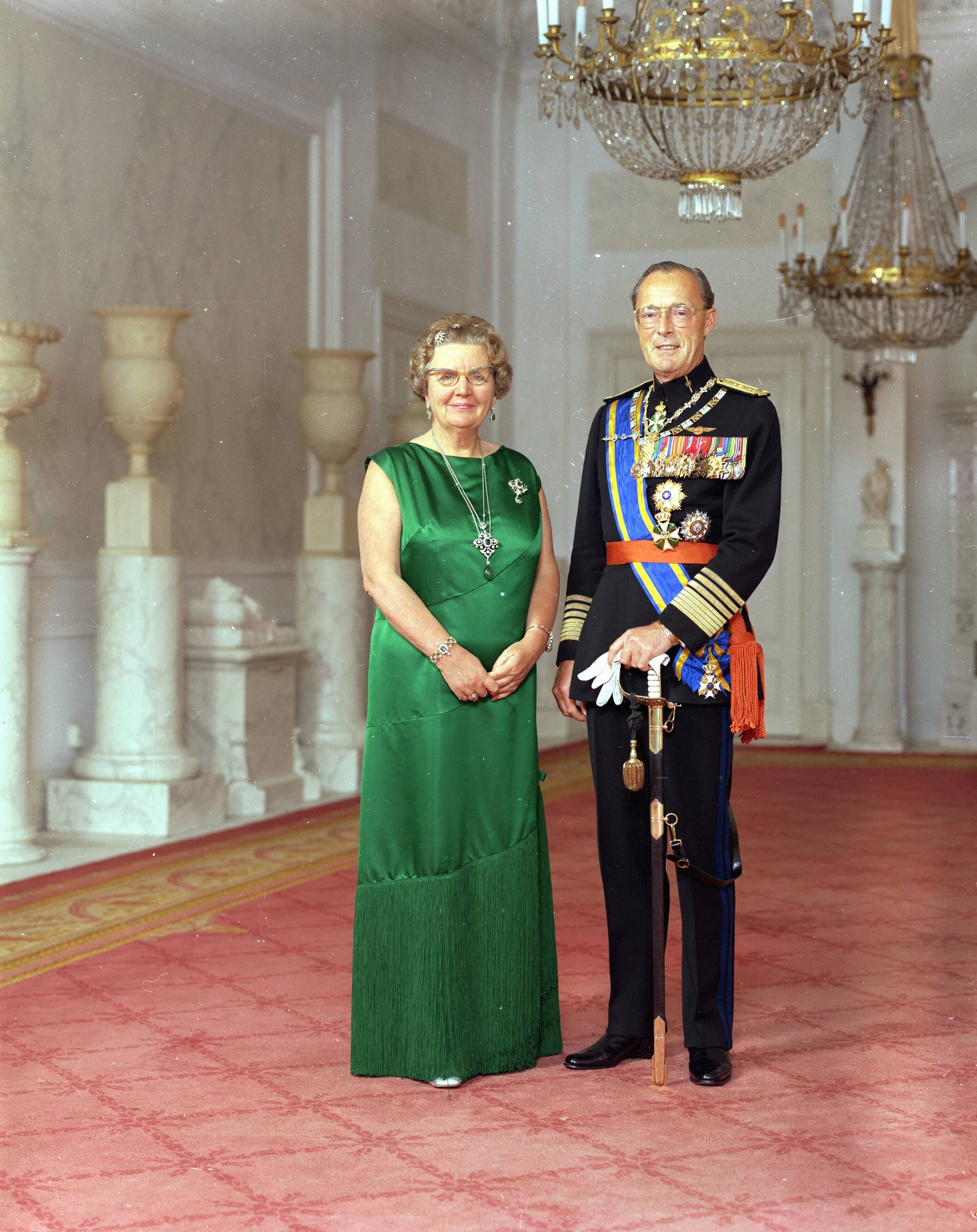 Fotocollectie RVD / Koninklijk Huis — Koningin Juliana en prins Bernhard, staande in paleis Soestdijk, 1971 — Foto: Koot, Max / RVD. Licentie: Set B: Rechtenvrij / Publiek Domein. Bron: Nationaal Archief. http://hdl.handle.net/10648/afb47a28-d0b4-102d-bcf8-003048976d84