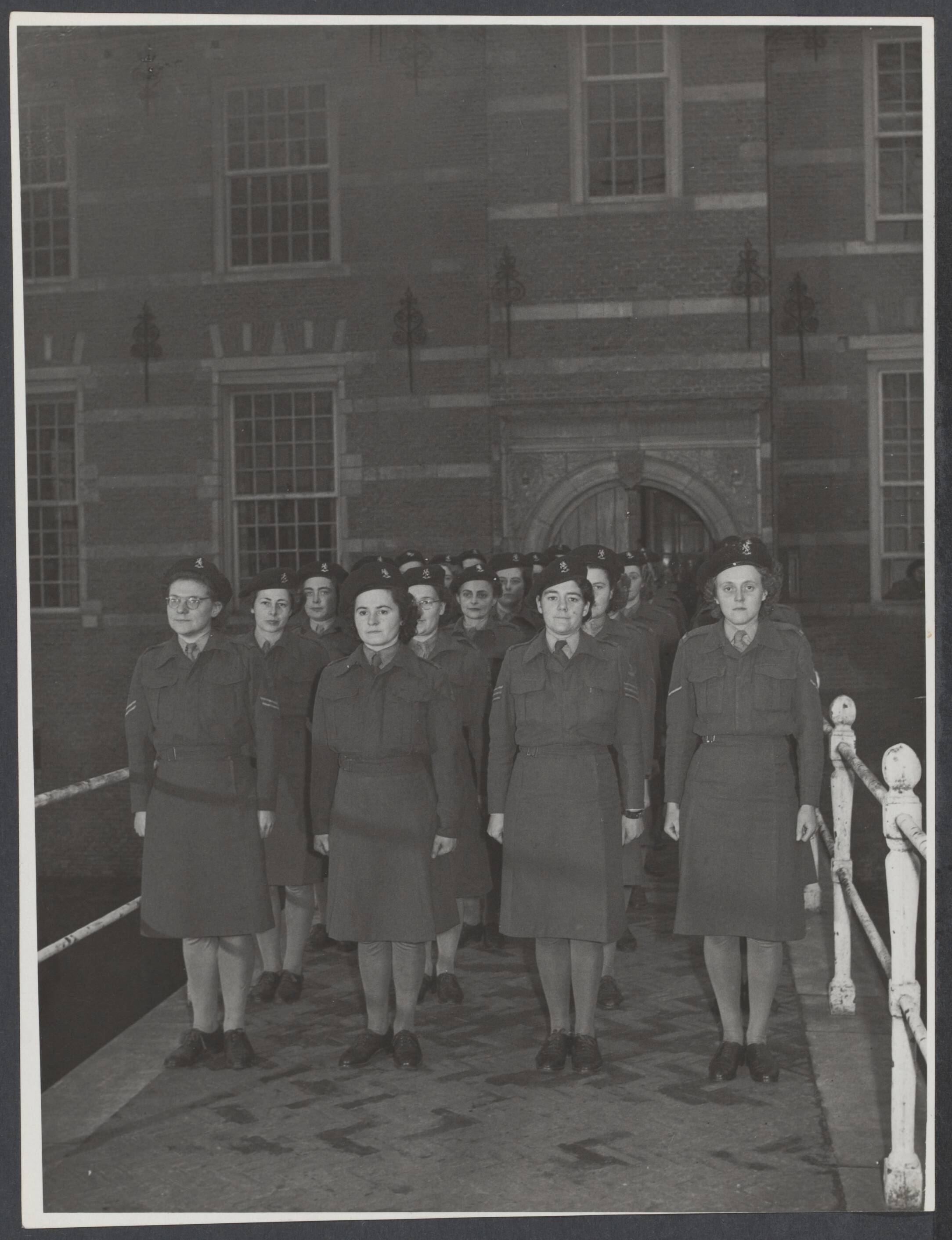 Vrouwenkorpsen, kinderkorpsen - Nederland — [een groep vrouwelijke militairen van het Vrouwen Hulpkorps (VHK) staat aangetreden voor de ingang van de KMA te Breda] — Foto: Onbekend / Publiek Domein of Rechtenvrij. Licentie: Set B: Rechtenvrij / Publiek Domein. Bron: Nationaal Archief. http://hdl.handle.net/10648/2a9eaf0f-5066-997f-e8f1-cf2a2b244a13