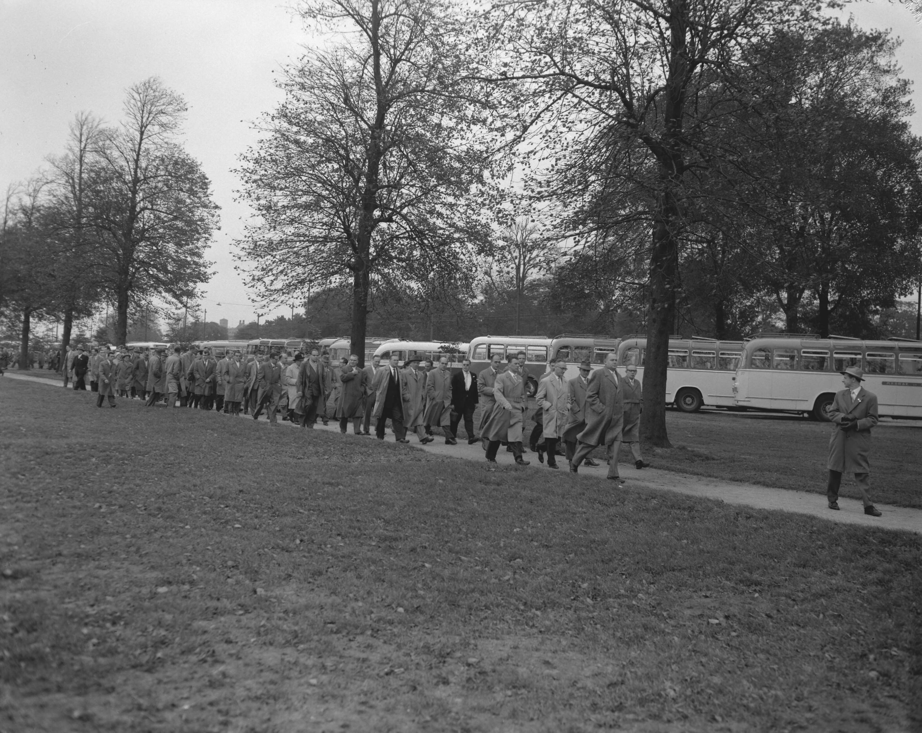 Fotocollectie Anefo — Protestbijeenkomst opticiens in de Dierentuin te Den Haag — Foto: Behrens, Herbert F. / Anefo. Licentie: Set B: Rechtenvrij / Publiek Domein. Bron: Nationaal Archief. http://hdl.handle.net/10648/a9863d30-d0b4-102d-bcf8-003048976d84