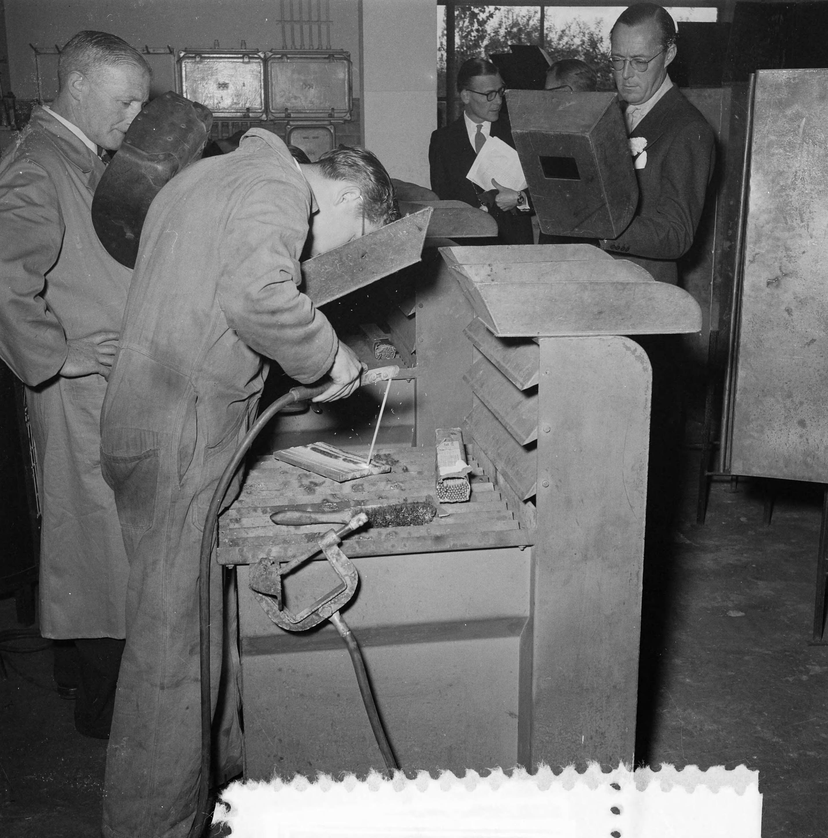 Prins Bernhard bezoekt West-Brabant — Prins Bernhard bezoekt industriegebied Etten-Leur. Bezoek aan ambachtsschool — Foto: Noske, J.D. / Anefo. Licentie: Set B: Rechtenvrij / Publiek Domein. Bron: Nationaal Archief. http://hdl.handle.net/10648/a93c143a-d0b4-102d-bcf8-003048976d84