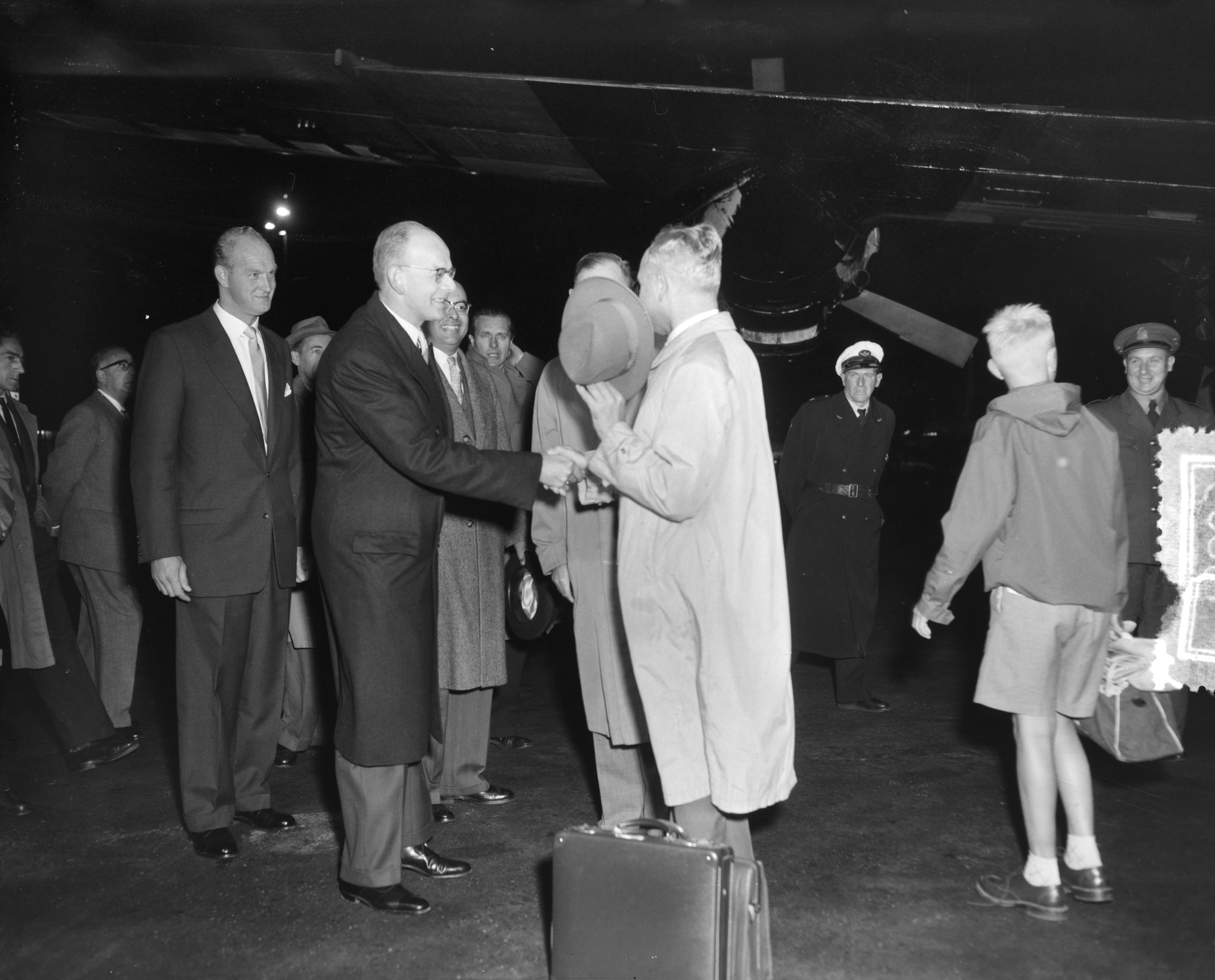 Fotocollectie Anefo — Aankomst van de gouverneur van Suriname, J. van Tilburg, op Schiphol. Hij wordt begroet door informateur prof. De Gaay Fortman (links) — Foto: Pot, Harry / Anefo. Licentie: Set B: Rechtenvrij / Publiek Domein. Bron: Nationaal Archief. http://hdl.handle.net/10648/a94e4bfa-d0b4-102d-bcf8-003048976d84