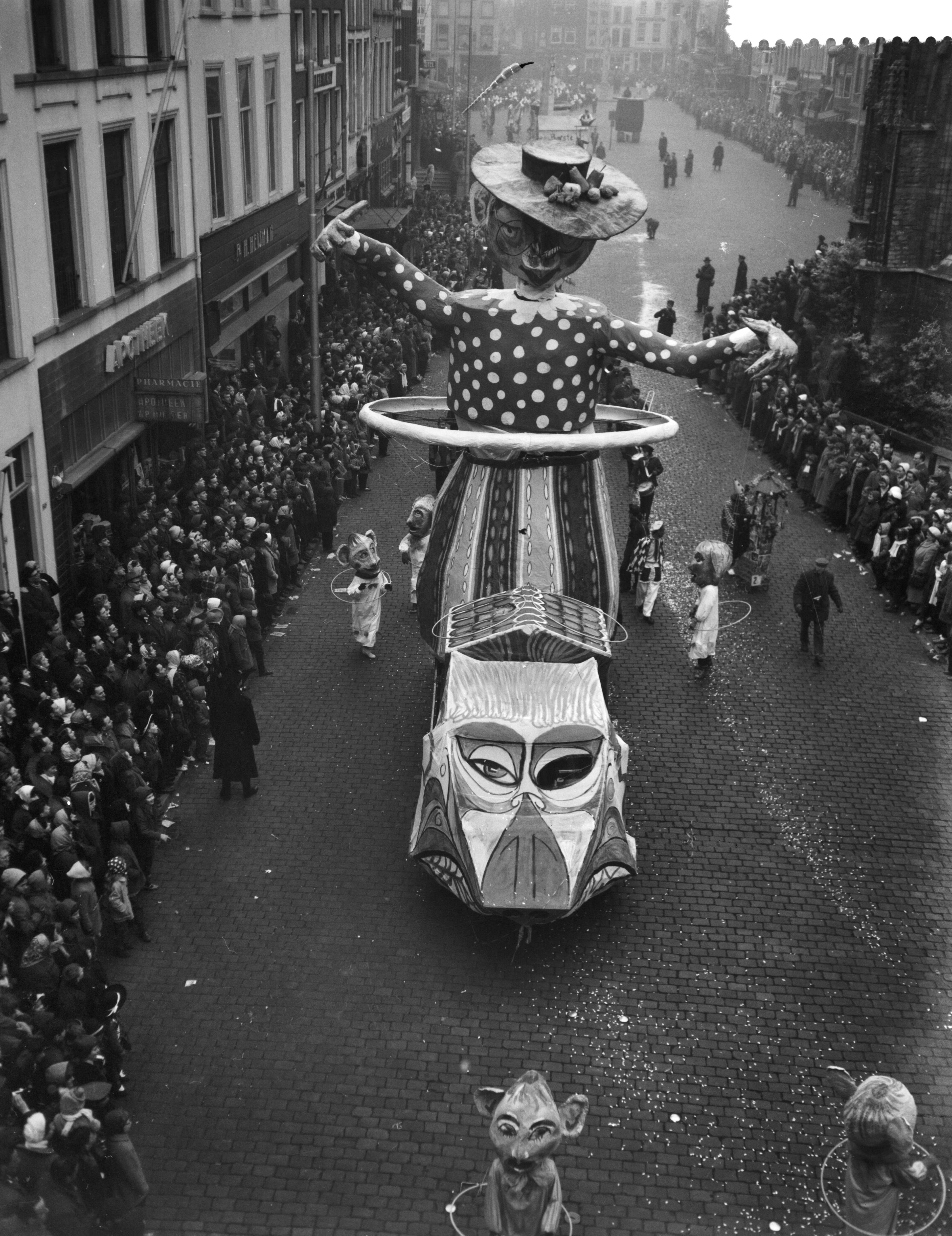 Fotocollectie Anefo — Carnaval in Breda (Kielegat) — Foto: Rossem, Wim van / Anefo. Licentie: Set B: Rechtenvrij / Publiek Domein. Bron: Nationaal Archief. http://hdl.handle.net/10648/a98d9008-d0b4-102d-bcf8-003048976d84