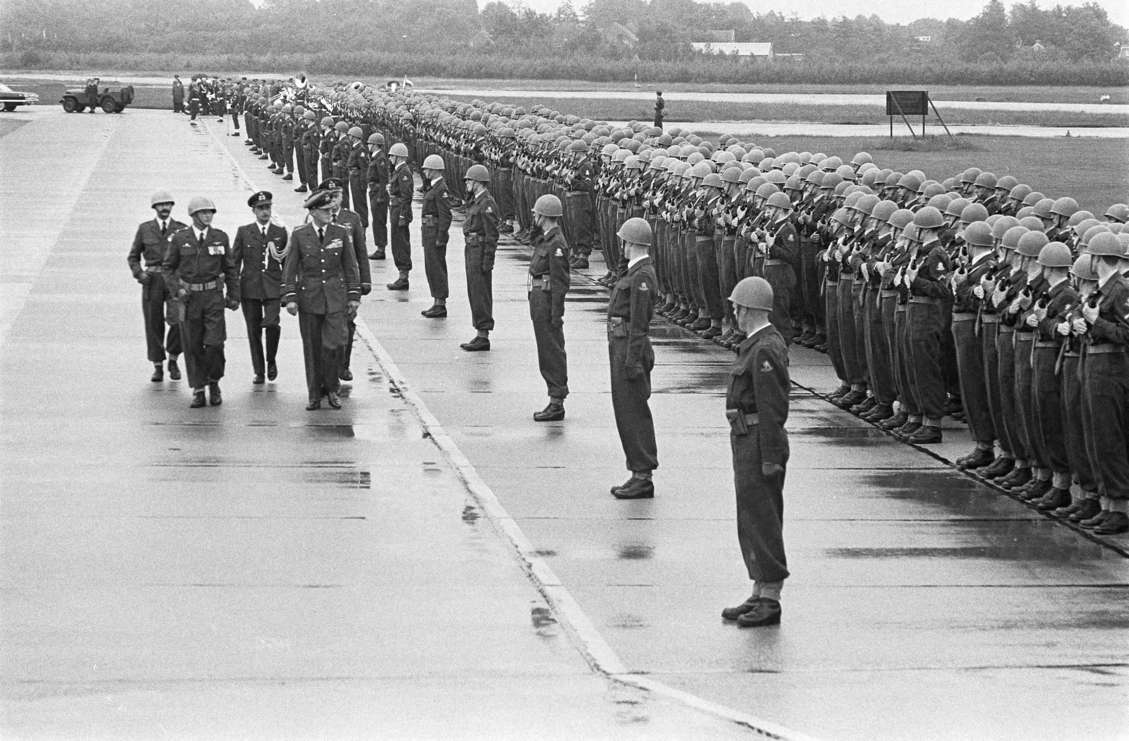 Fotocollectie Anefo — Vijftig jaar Koninklijke Luchtmacht. Defilé op Soesterberg. Inspectie van de troepen door prins Bernhard — Foto: Koch, Eric / Anefo. Licentie: Set B: Rechtenvrij / Publiek Domein. Bron: Nationaal Archief. http://hdl.handle.net/10648/aa3d37d8-d0b4-102d-bcf8-003048976d84