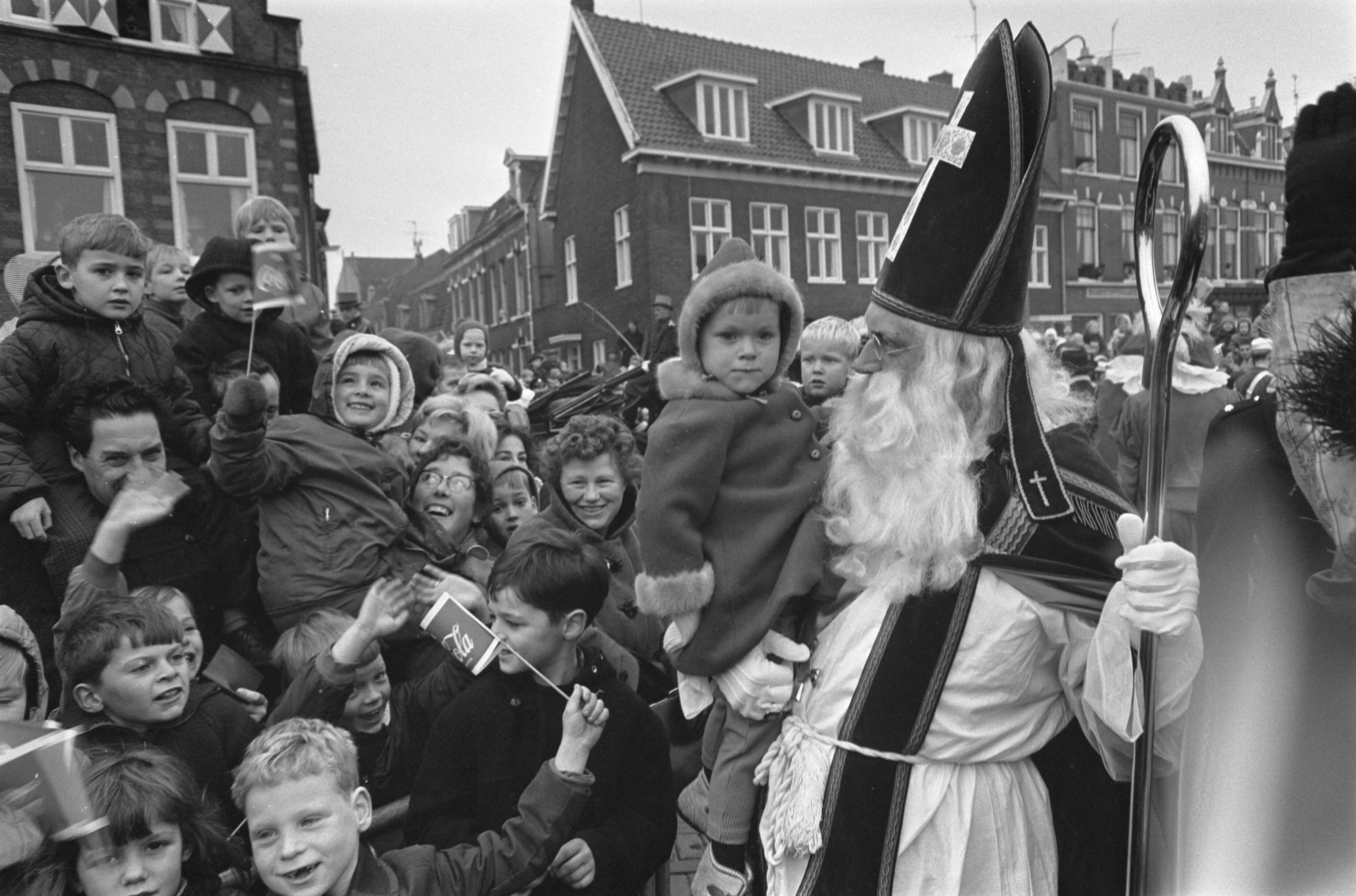 Aankomst Sinterklaas in Haarlem — Begroeting van Sinterklaas door de kinderschare — Foto: Fotograaf Onbekend / Anefo. Licentie: Set B: Rechtenvrij / Publiek Domein. Bron: Nationaal Archief. http://hdl.handle.net/10648/ab04ed82-d0b4-102d-bcf8-003048976d84