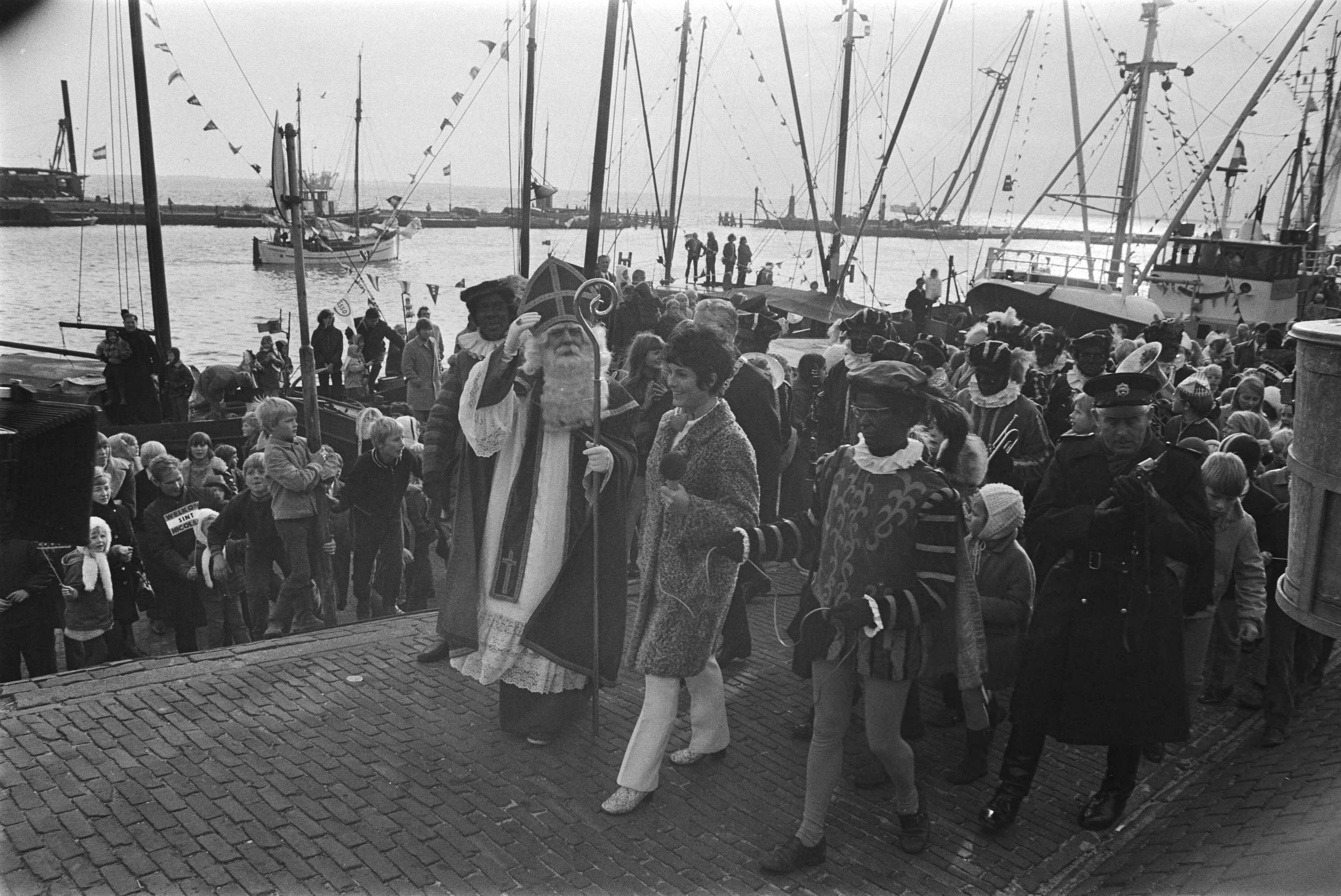 Fotocollectie Anefo — Sint Nicolaas arriveert in Volendam per boot — Foto: Verhoeff, Bert / Anefo. Licentie: Set B: Rechtenvrij / Publiek Domein. Bron: Nationaal Archief. http://hdl.handle.net/10648/aba9fb88-d0b4-102d-bcf8-003048976d84